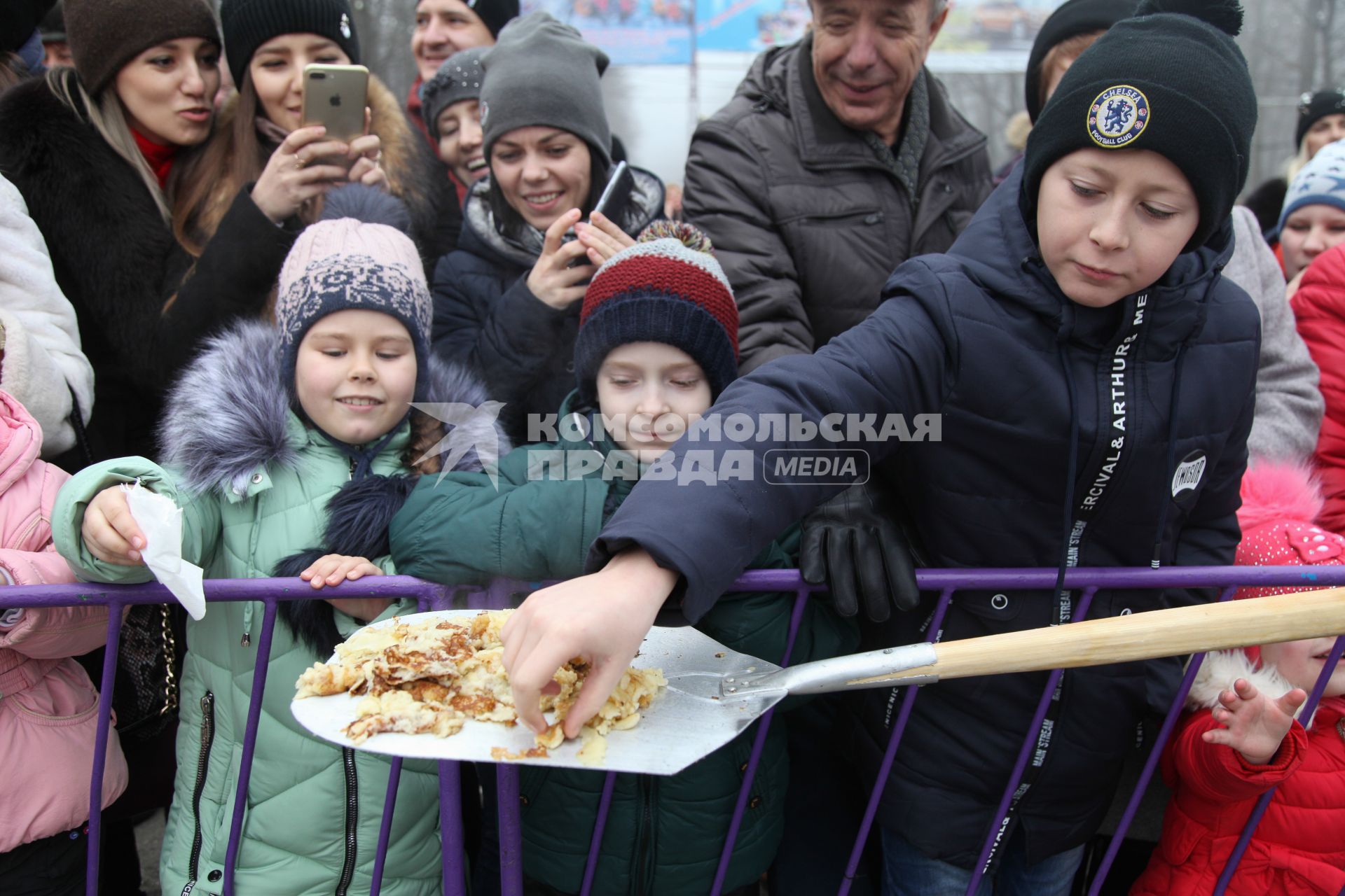 Ставрополь.  Горожане угощаются блинами во время праздничных гуляний, посвященных проводам Широкой Масленицы.