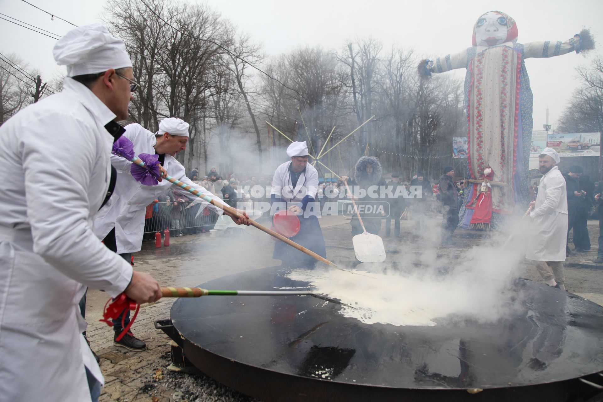 Ставрополь.  Приготовление большого блина во время праздничных гуляний, посвященных проводам Широкой Масленицы.