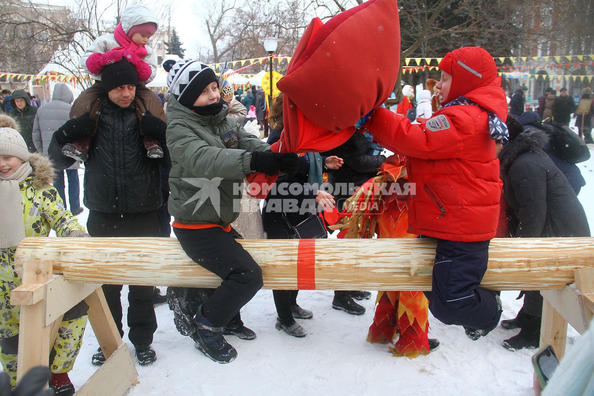 Нижний Новгород. Шутливые конкурсы во время празднования Масленицы.