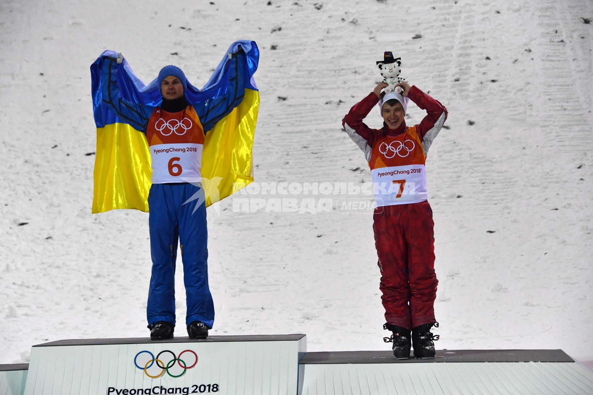 Южная Корея, Пхенчхан. Украинский спортсмен Александр Абраменко, завоевавший золотую медаль, и олимпийский спортсмен из России Илья Буров (слева направо), завоевавший бронзовую медаль в дисциплине лыжная акробатика на соревнованиях по фристайлу среди мужчин на XXIII зимних Олимпийских играх.