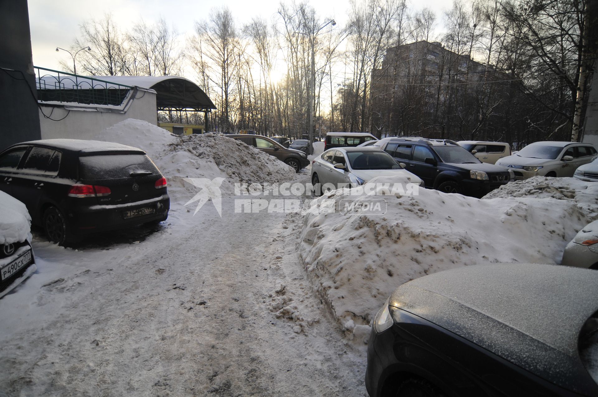 Москва.  Снежные сугробы во дворе жилого дома.