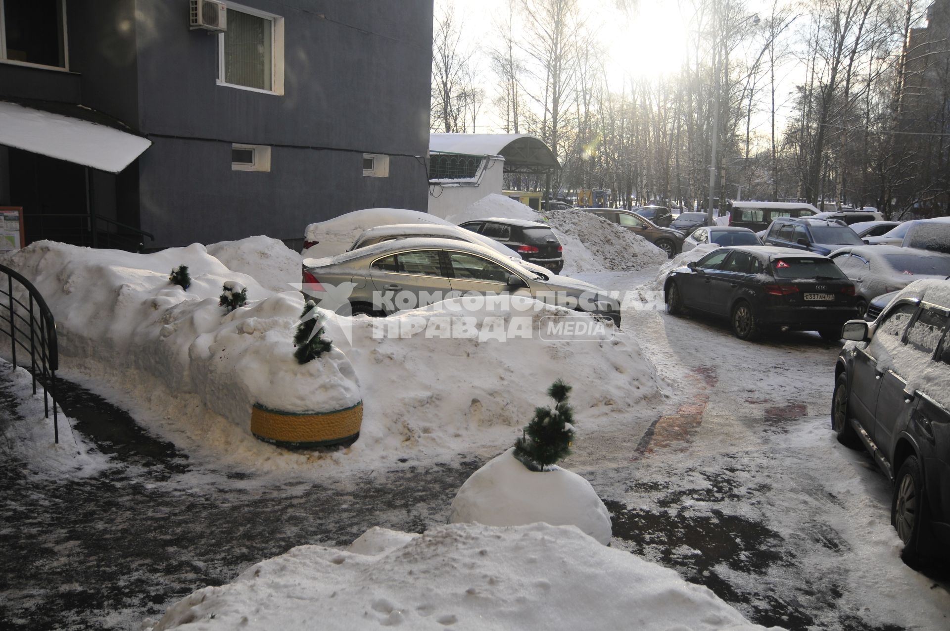 Москва. Снежные сугробы во дворе жилого дома.