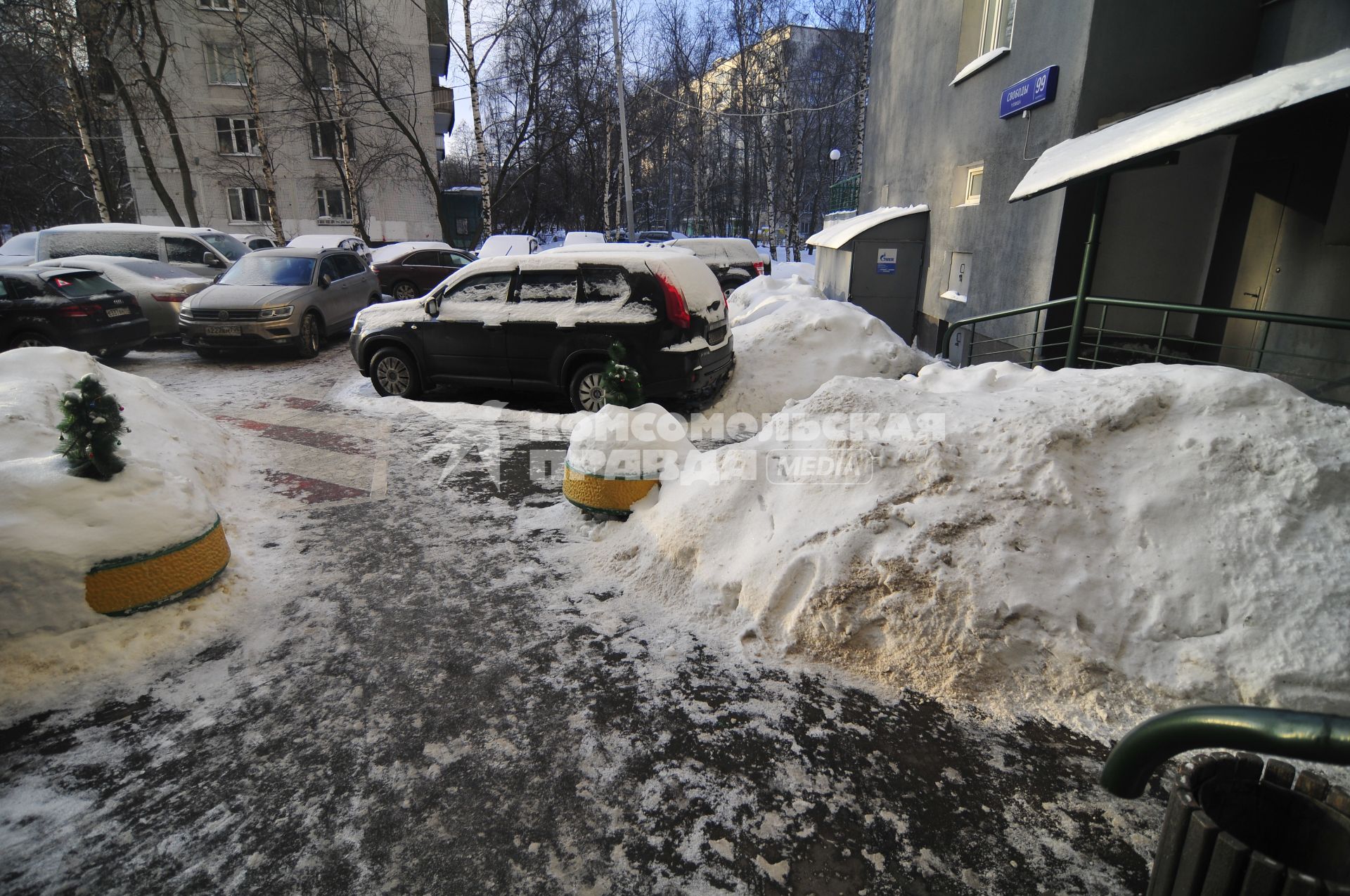 Москва. Снежные сугробы во дворе жилого дома.