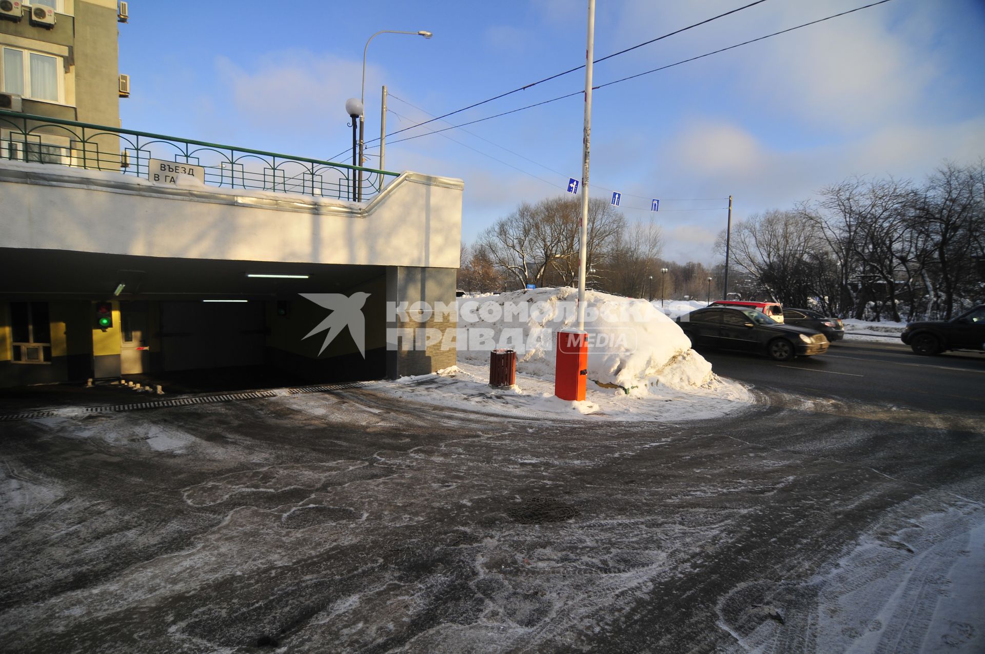 Москва.  Снежные сугробы на улице города.