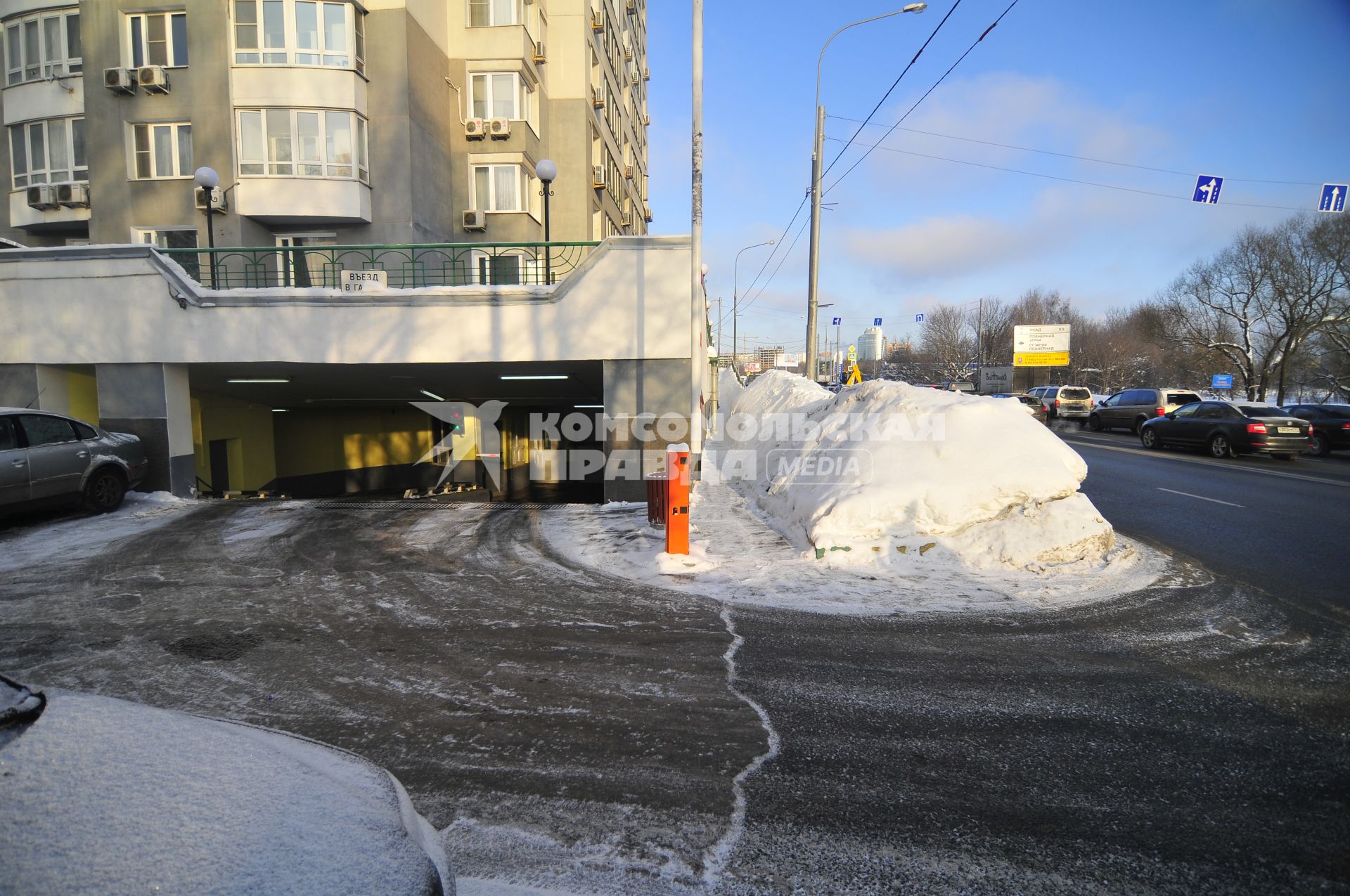 Москва.  Снежные сугробы на улице города.