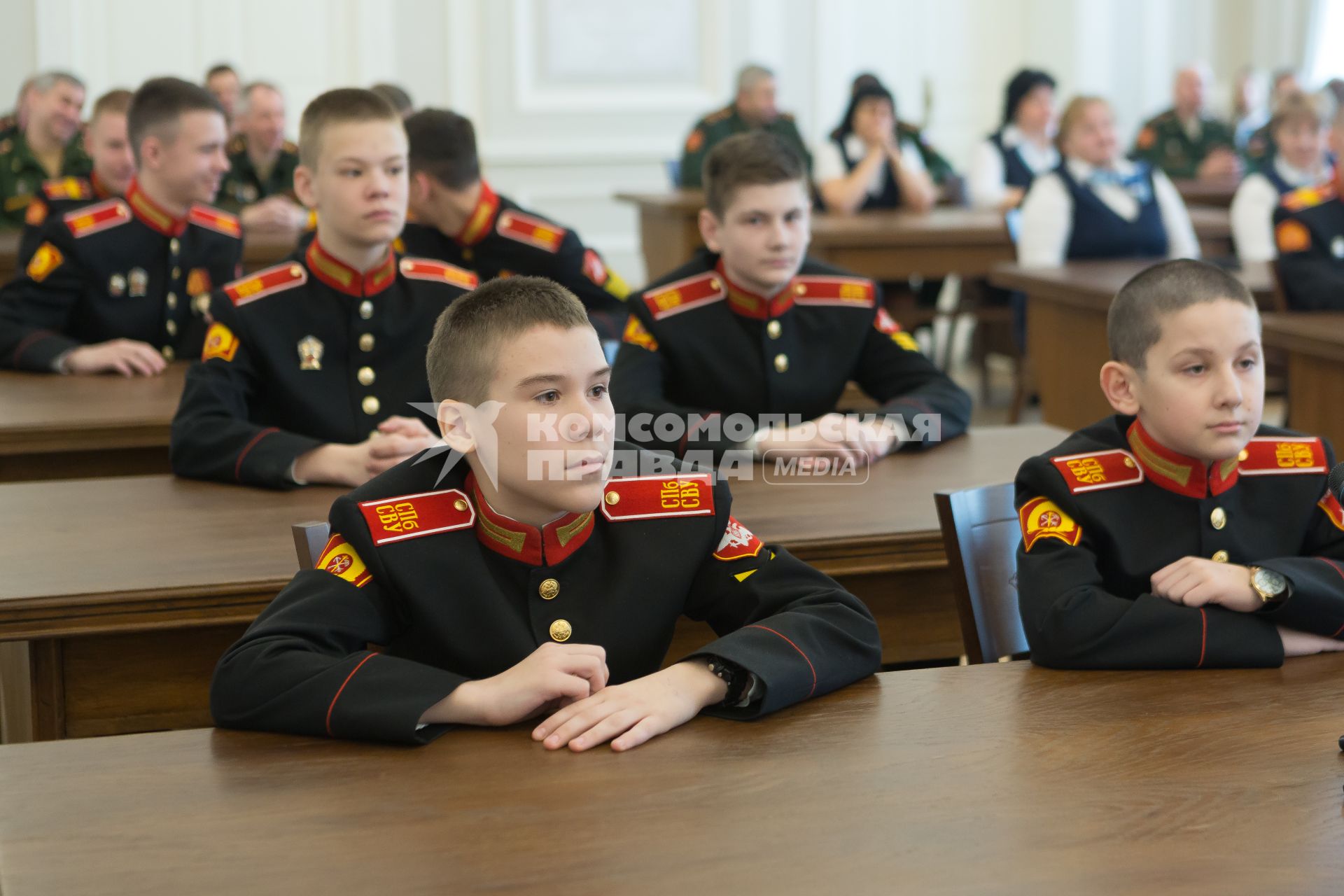 Санкт-Петербург, новый военный городок  Суворовского военного училища. Суворовцы и педагогический состав училища на занятиях.