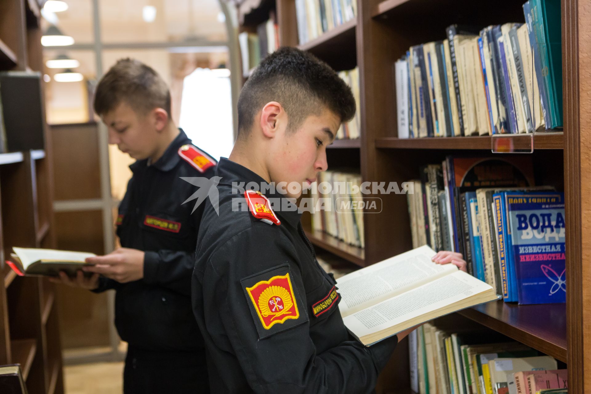 Санкт-Петербург, новый военный городок  Суворовского военного училища. Суворовцы  в библиотеке