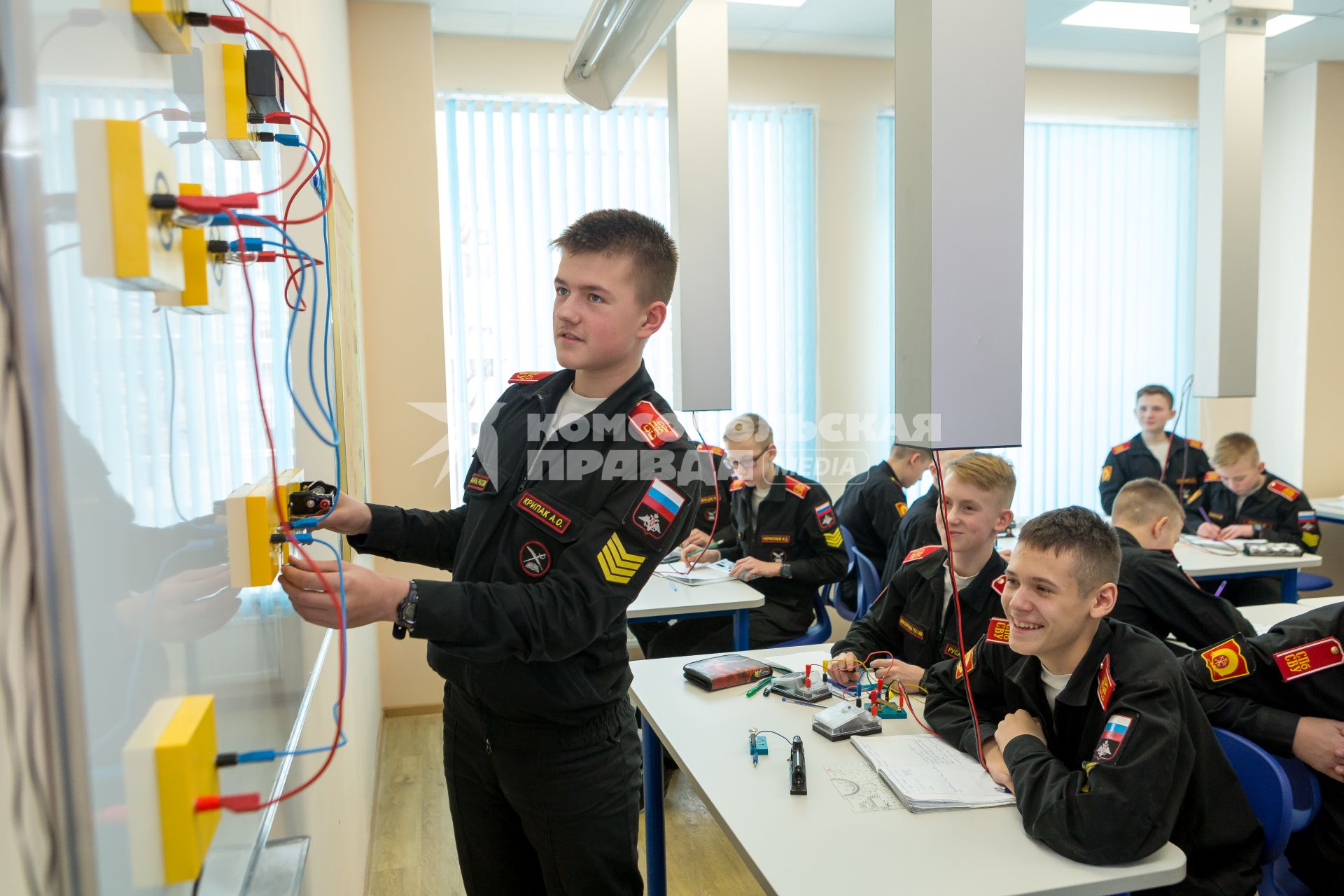 Санкт-Петербург, новый военный городок  Суворовского военного училища. Суворовцы на уроке физики.