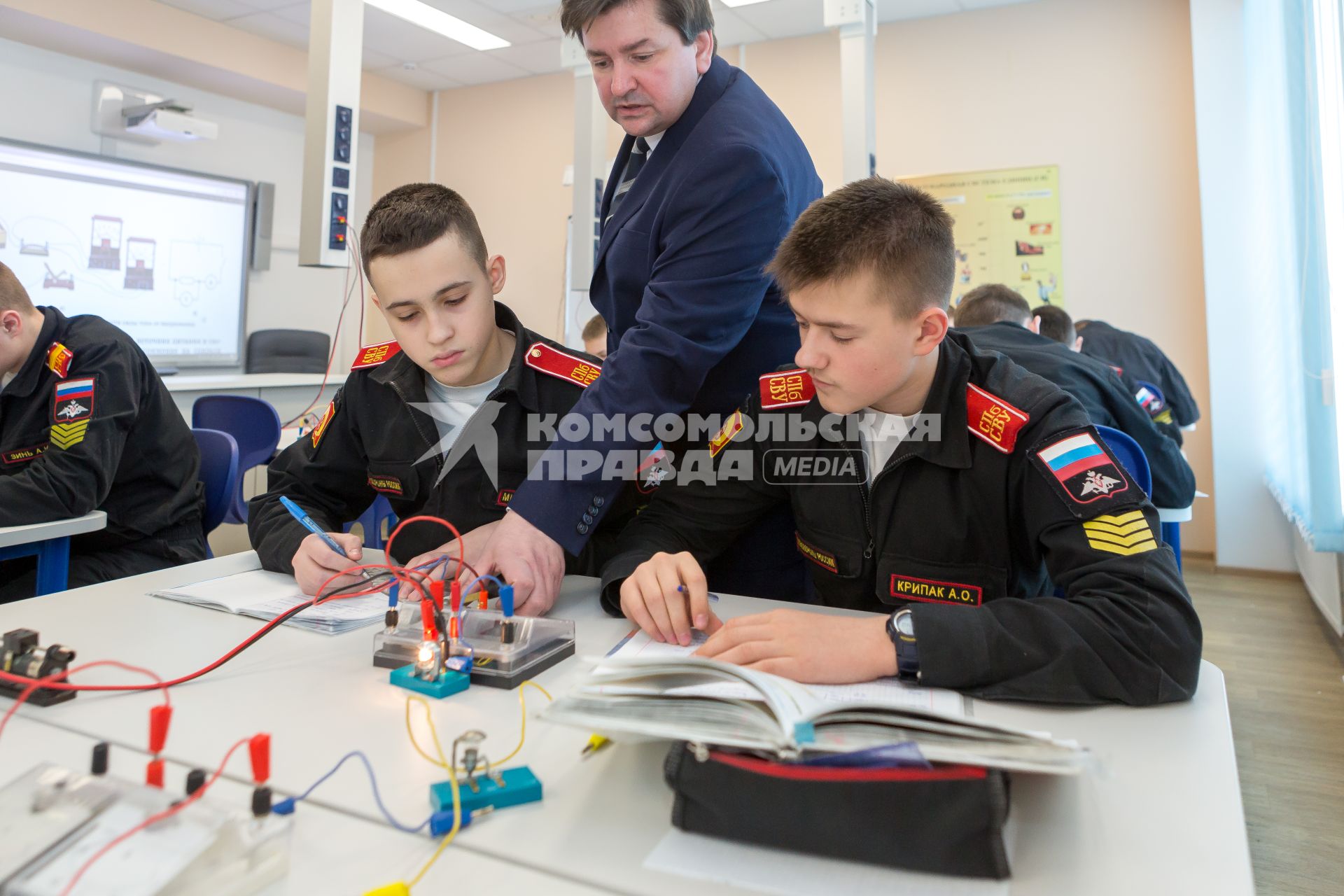 Санкт-Петербург, новый военный городок  Суворовского военного училища. Суворовцы на уроке физики.