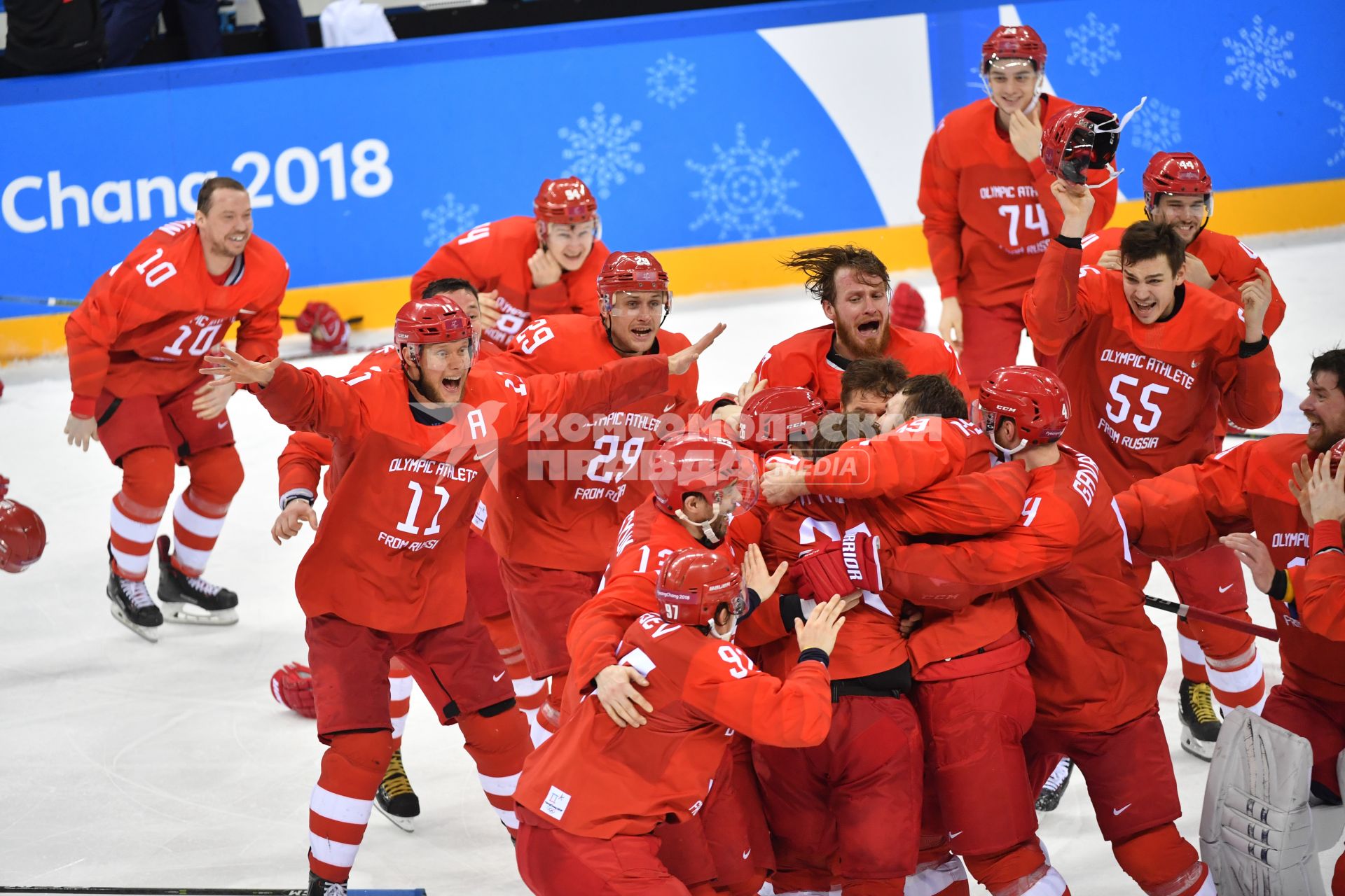 Южная Корея, Каннын.  Российские хоккеисты радуются  победе в финальнном  матче    Россия - Германия по хоккею среди мужчин на  XXIII  зимних Олимпийских играх.