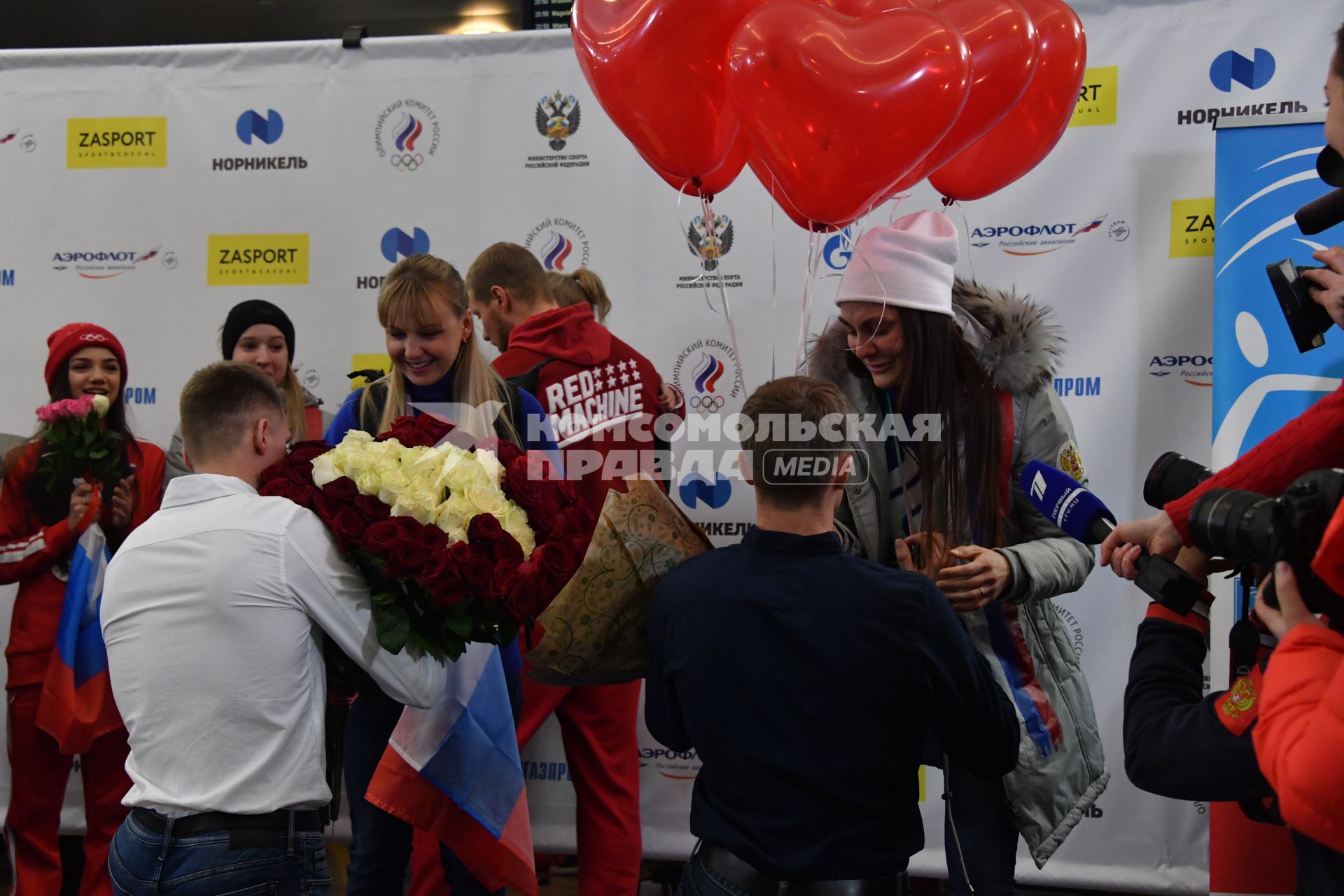 Москва.  Лыжницы  Анна Нечаевская и Анастасия Седова  (слева направо) на церемонии  церемонии  встречи российских спортсменов-участников Олимпиады 2018 в аэропорту `Шереметьево`.