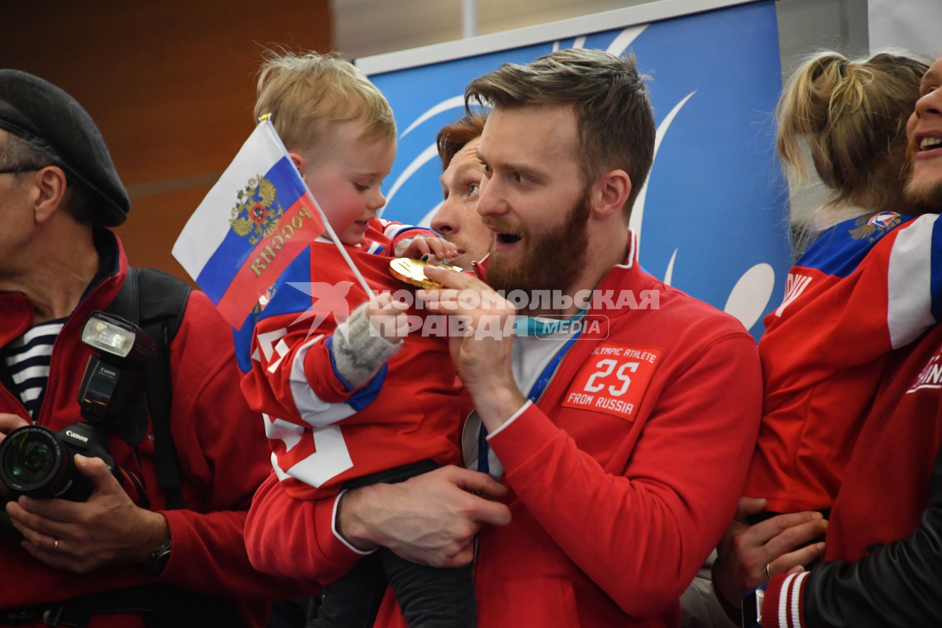 Москва. Хоккеист  Михаил Григоренко  с сыном на руках во время  церемонии  встречи российских спортсменов-участников Олимпиады 2018 в аэропорту `Шереметьево`.