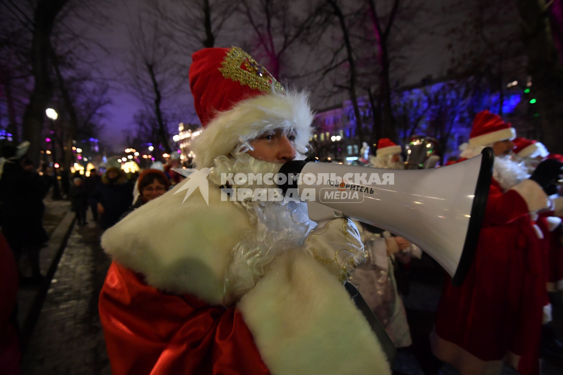 Москва. Мужчина в костюме Деда Мороза на традиционном параде Снегурочек на Тверском бульваре.