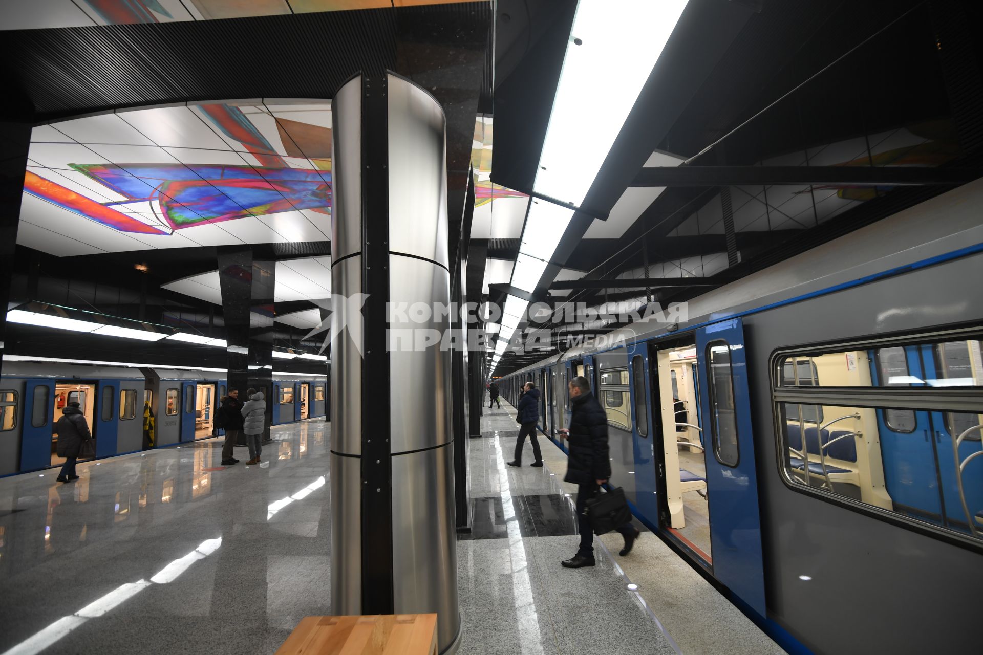 Москва. Электропоезда на станции `ЦСКА` Большой кольцевой линии метро.