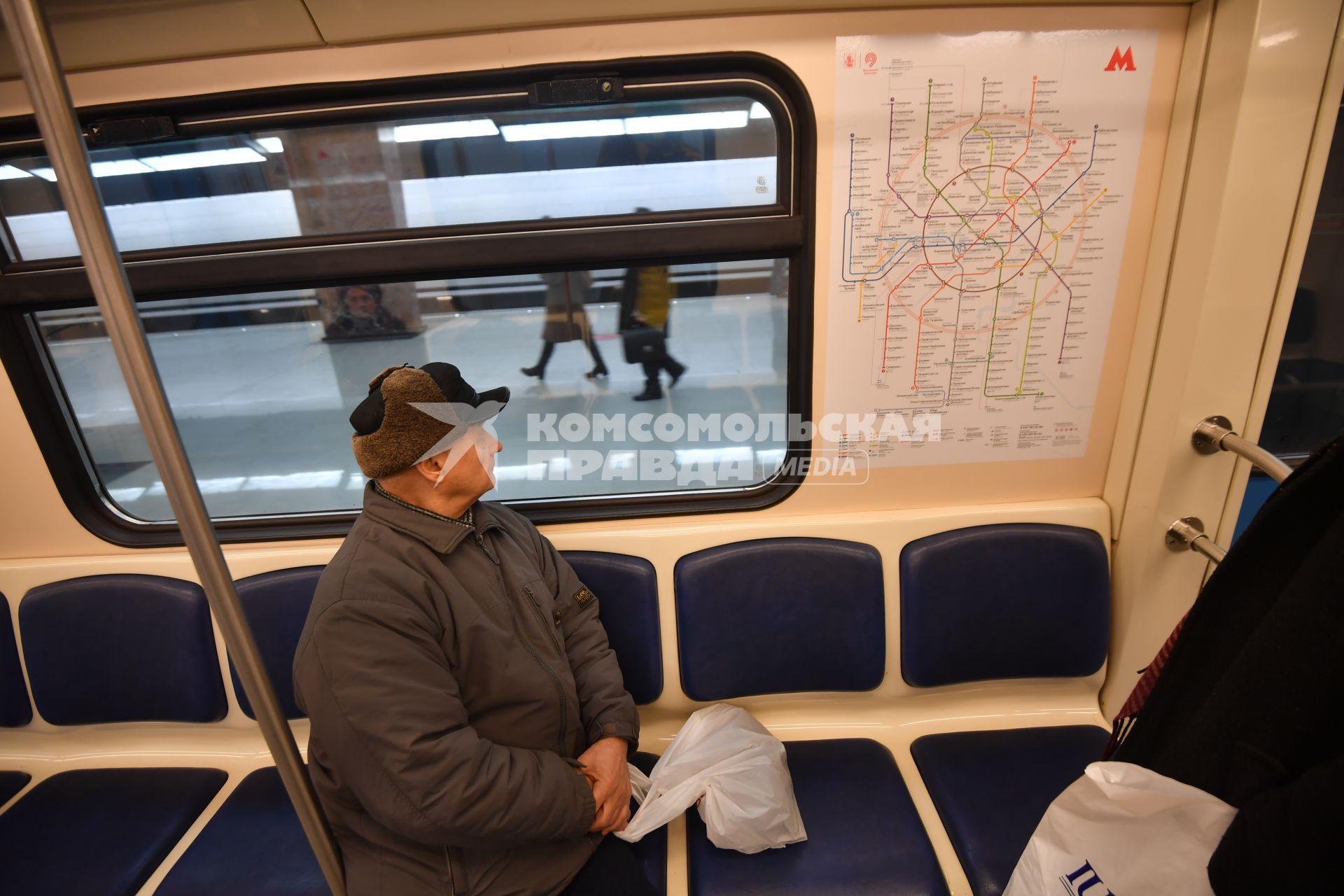 Москва.  Пассажир в вагоне поезда на станции `Хорошевская` Большой кольцевой линии метро.