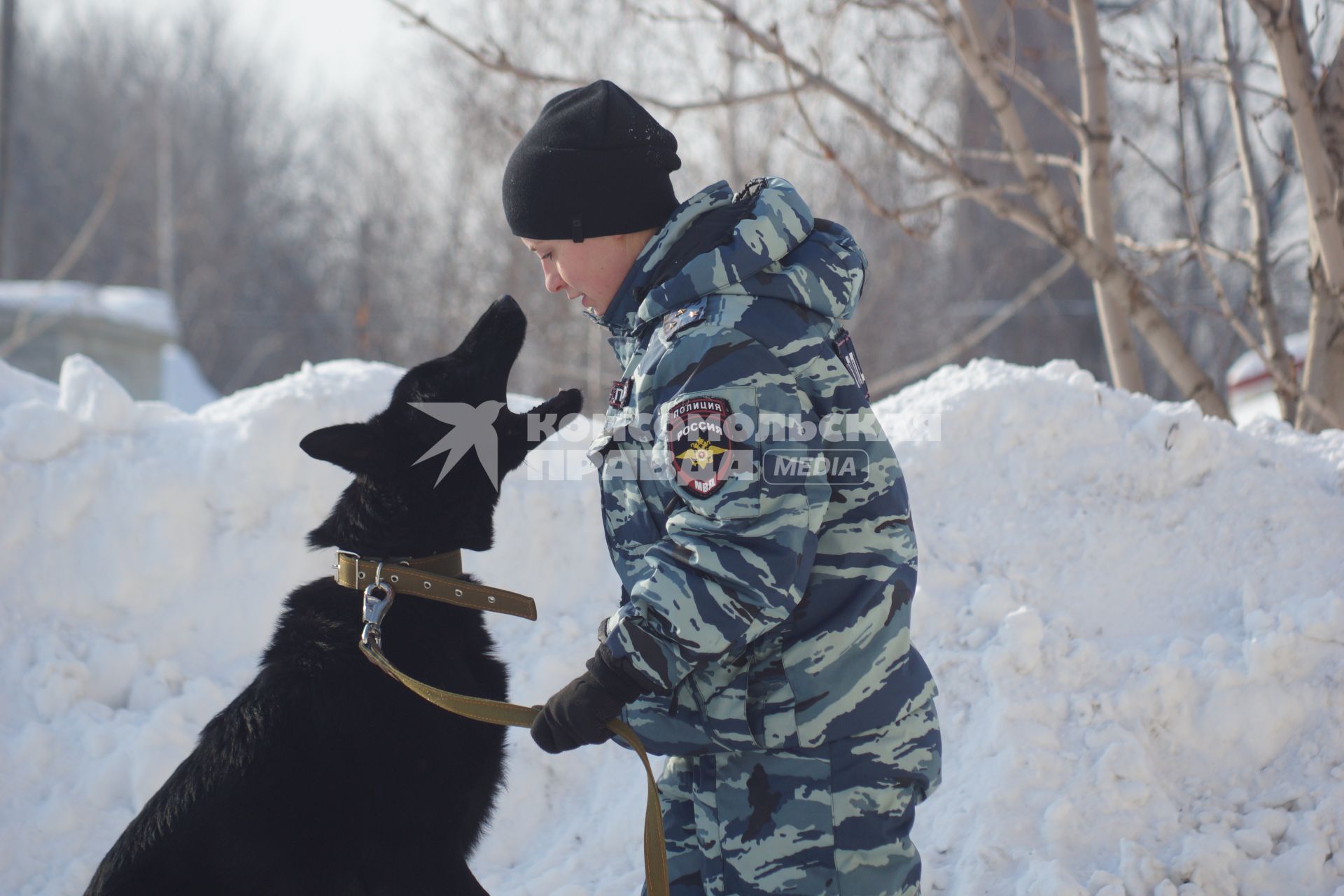 Самара. Девушка полицейская со служебной собакой.