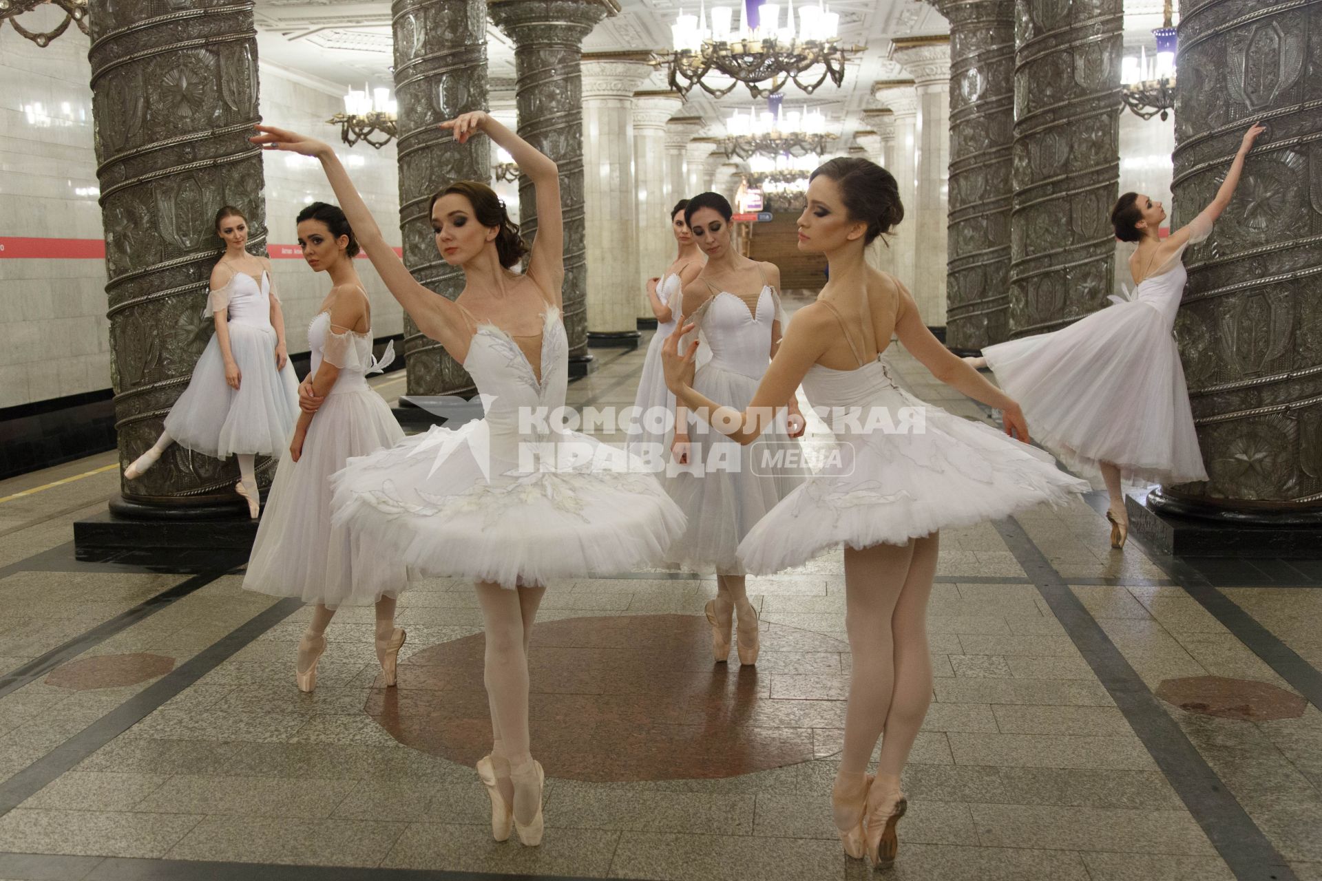 Санкт-Петербург. Прима-балерины Михайловского театра приняли участие в акции  `Ночь балета`  на станции метро `Автово`.