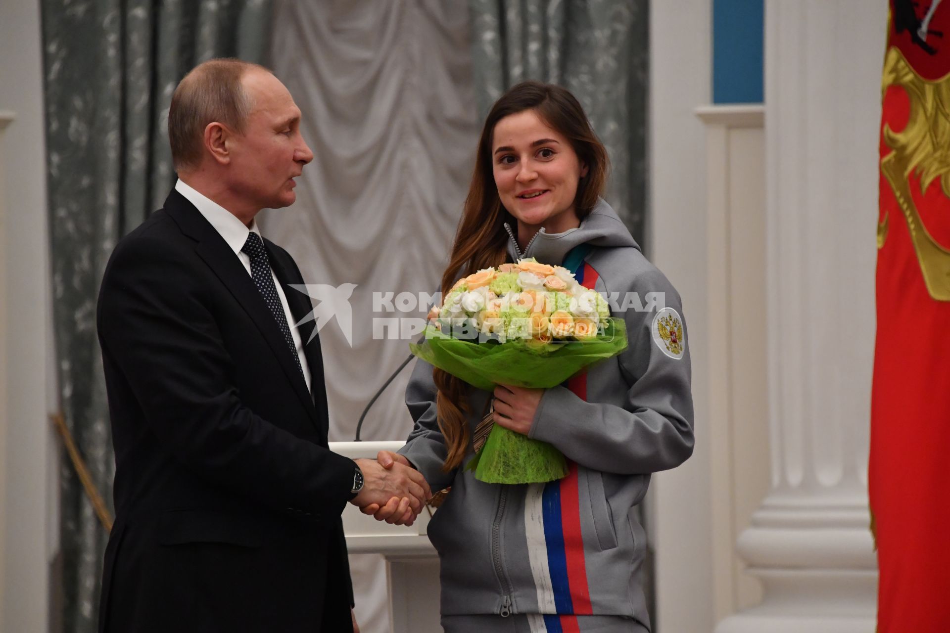 Москва.  Президент России Владимир Путин и бронзовый призер по лыжным гонкам Юлия Белорукова, награжденная медалью ордена `За заслуги перед Отечеством` I степени  на церемонии вручения государственных наград победителям и призерам XXIII зимних Олимпийских игр в Пхенчхане.