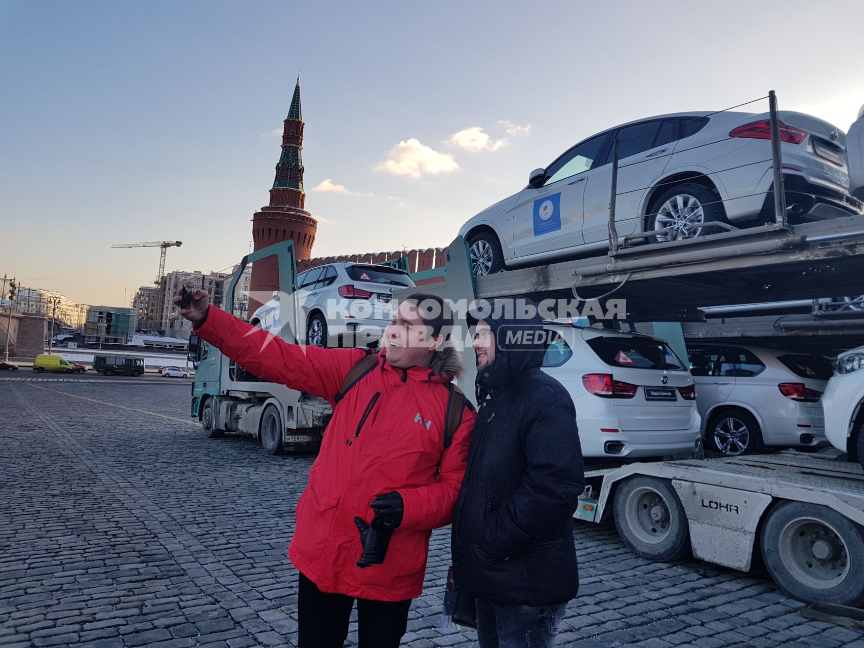 Москва.  Молодые люди фотографируются у автомобилей   марки BMW на Васильевском Спуске, которые будут вручены российским спортсменам, победителям и призерам XXIII зимних Олимпийских игр в Пхенчхане.