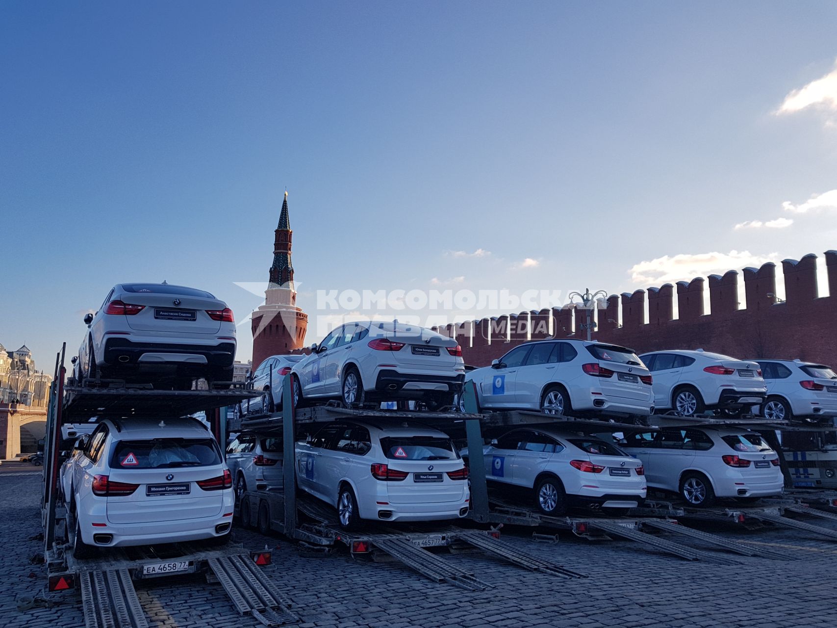 Москва.  Автомобили  марки BMW на Васильевском Спуске, которые будут вручены российским спортсменам, победителям и призерам XXIII зимних Олимпийских игр в Пхенчхане.