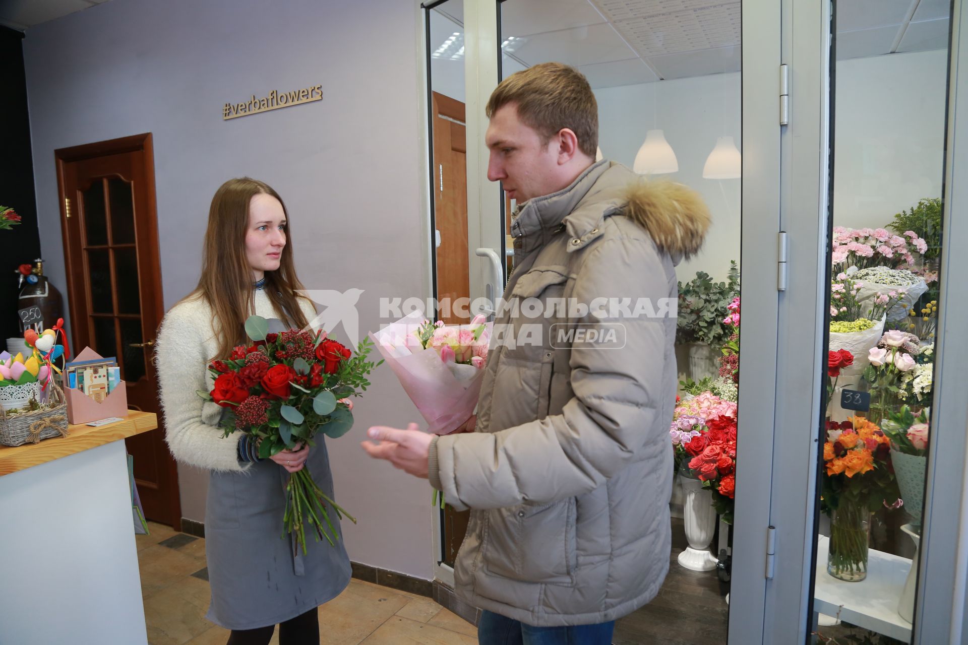 Красноярск.  Мужчина покупает цветы к празднику  8 марта.