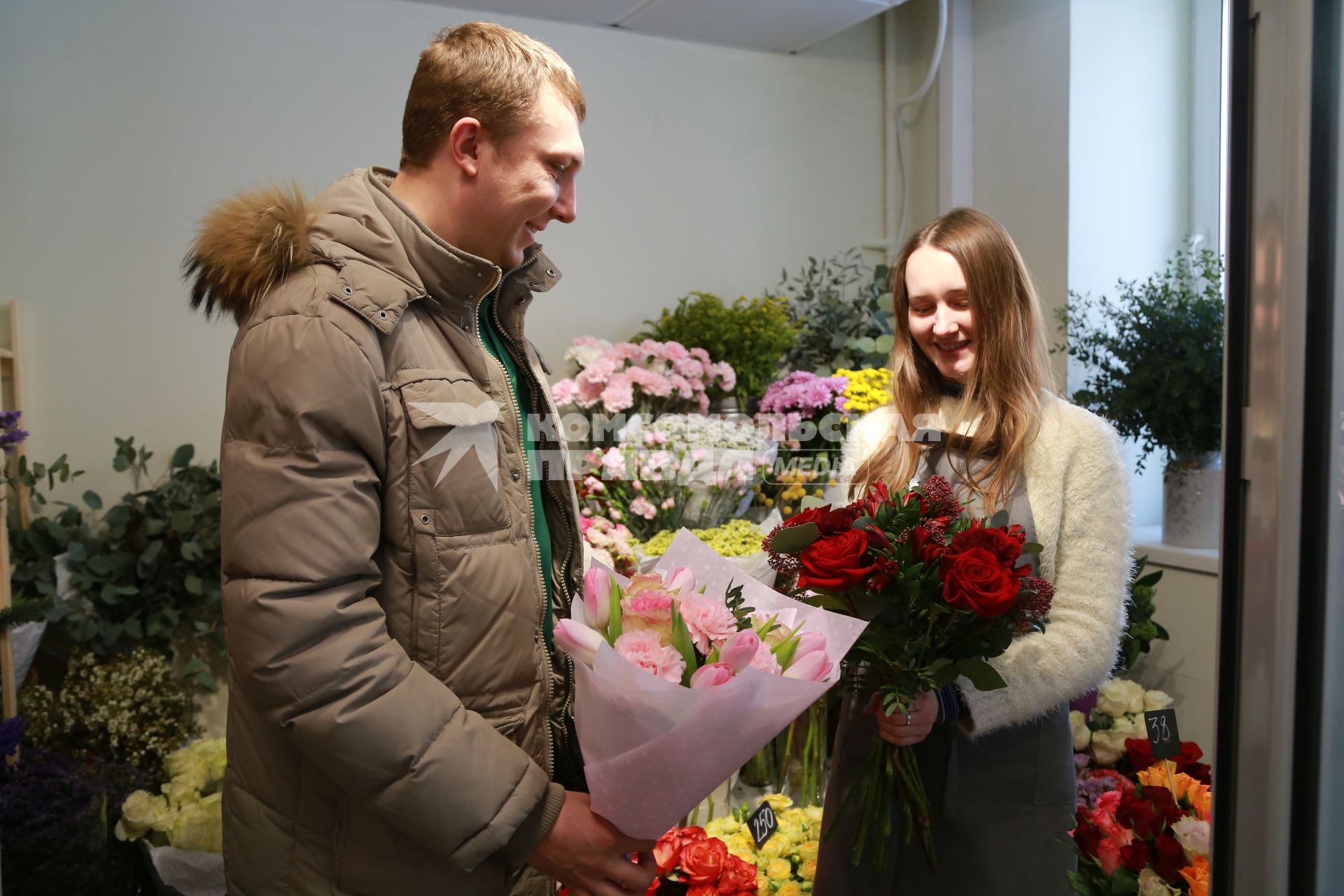 Красноярск.  Мужчина покупает цветы к празднику  8 марта.