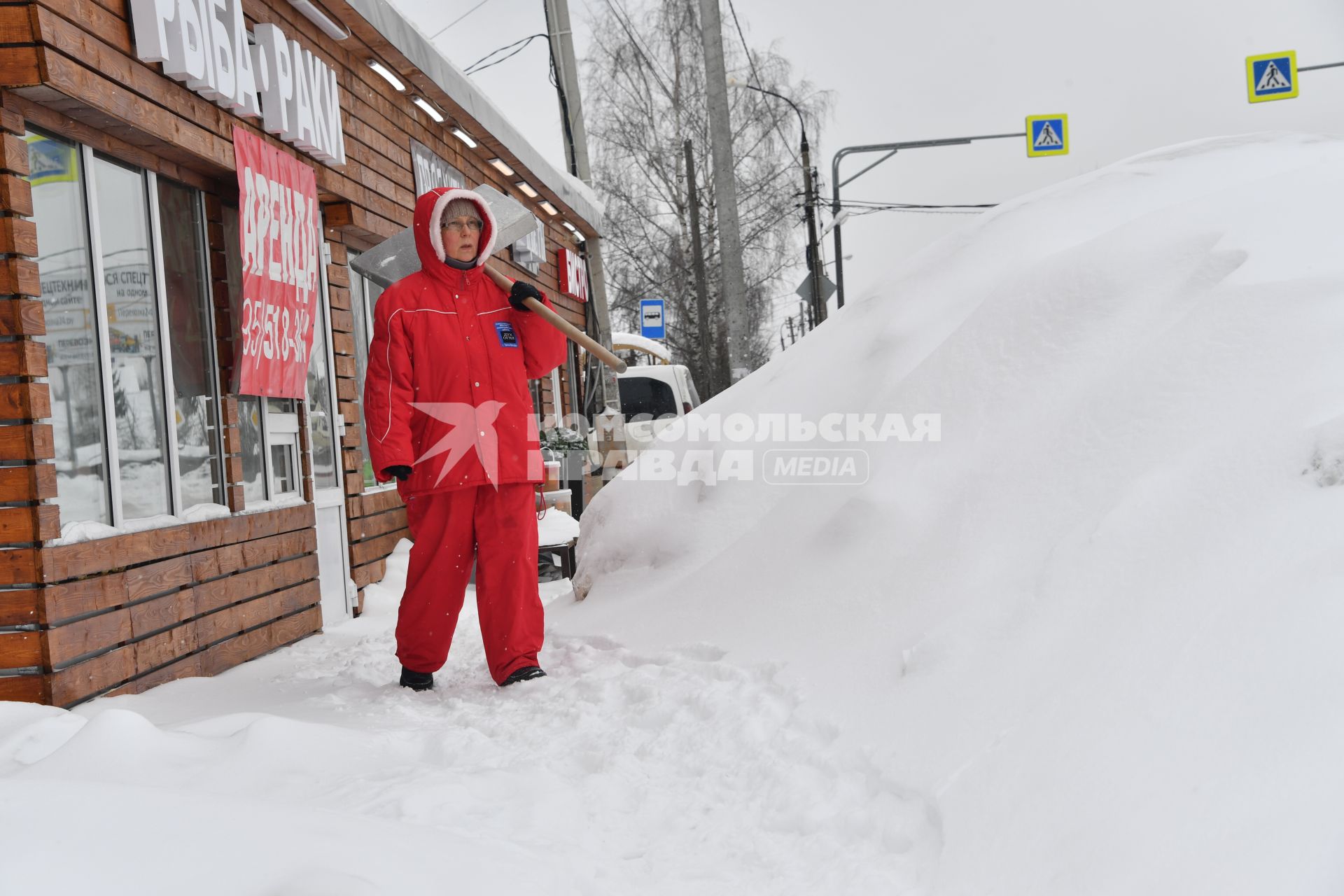 Московская область.  Женщина с лопатой.