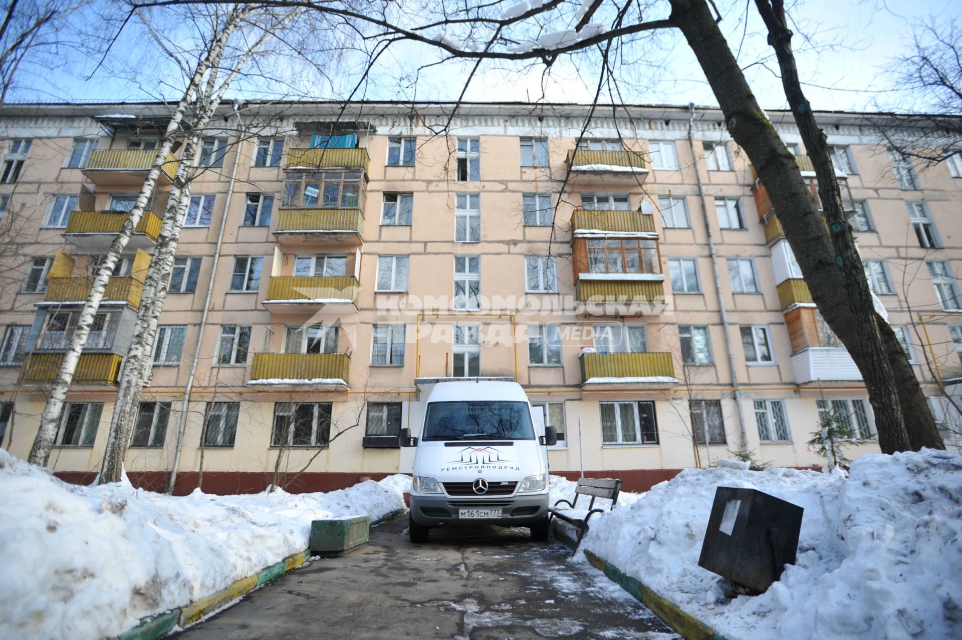 Москва. Грузчики помогают с переездом жильцам, которые переселяются в рамках программы реновации из пятиэтажного дома на улице Константина Федина в новый многоквартирный дом на улице 5-й Парковой, д. 62Б в районе Северное Измайлово.