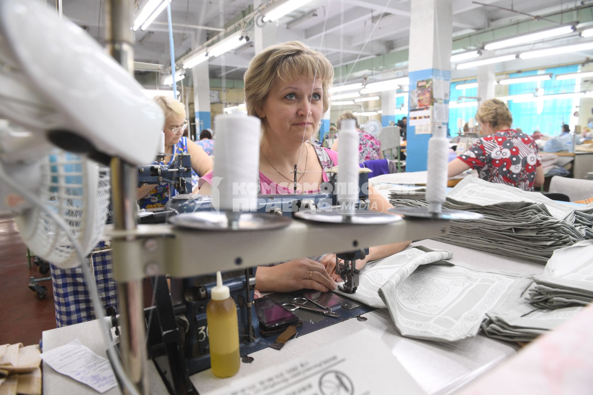 Иваново. Работницы в производственном цеху  Яковлевской льняной мануфактуры.