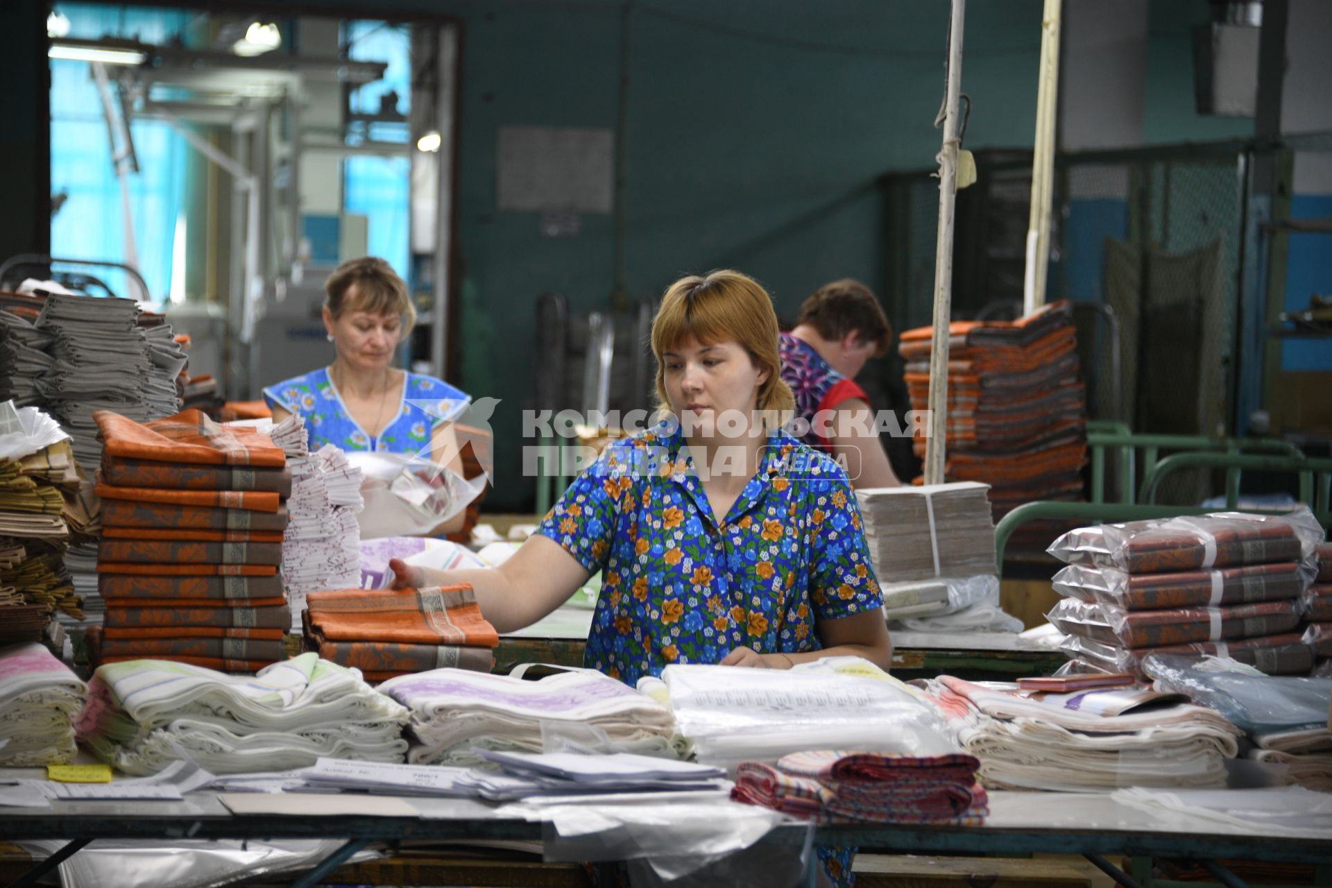 Иваново. Работницы в производственном цеху  Яковлевской льняной мануфактуры.