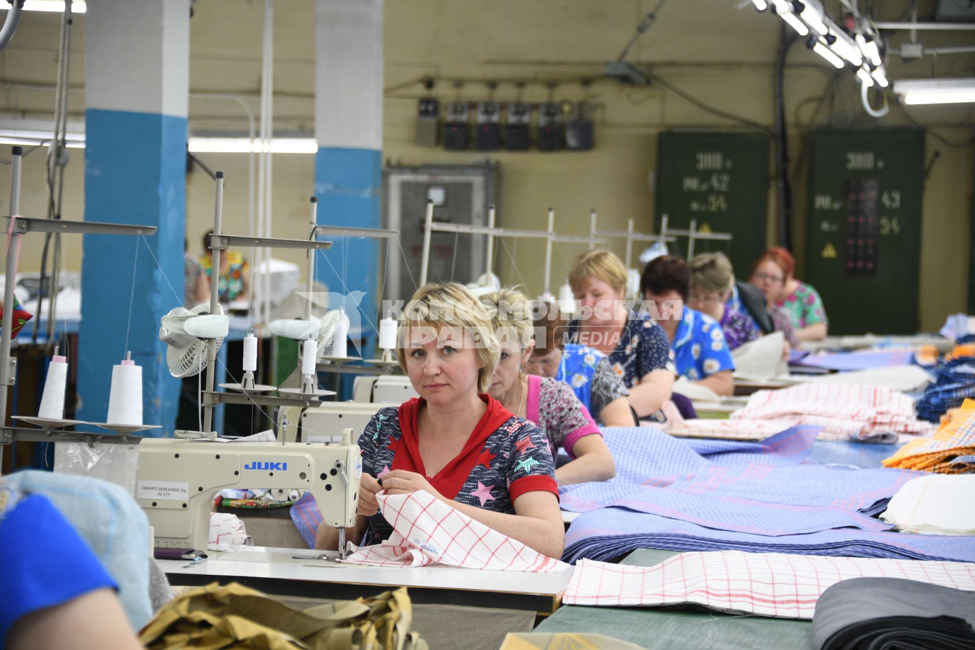 Иваново. Работницы в производственном цеху  Яковлевской льняной мануфактуры.