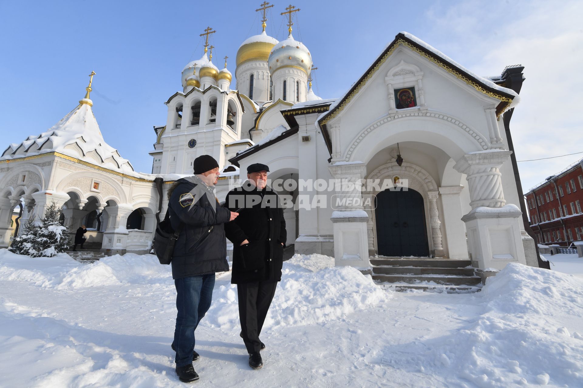 Москва. Корреспондент `Комсомольской правды` Александр Гамов  ( слева) на встрече с членом комитета Государственной Думы РФ по транспорту и строительству Владимиром  Ресиным на территории Зачатьевского женского монастыря.