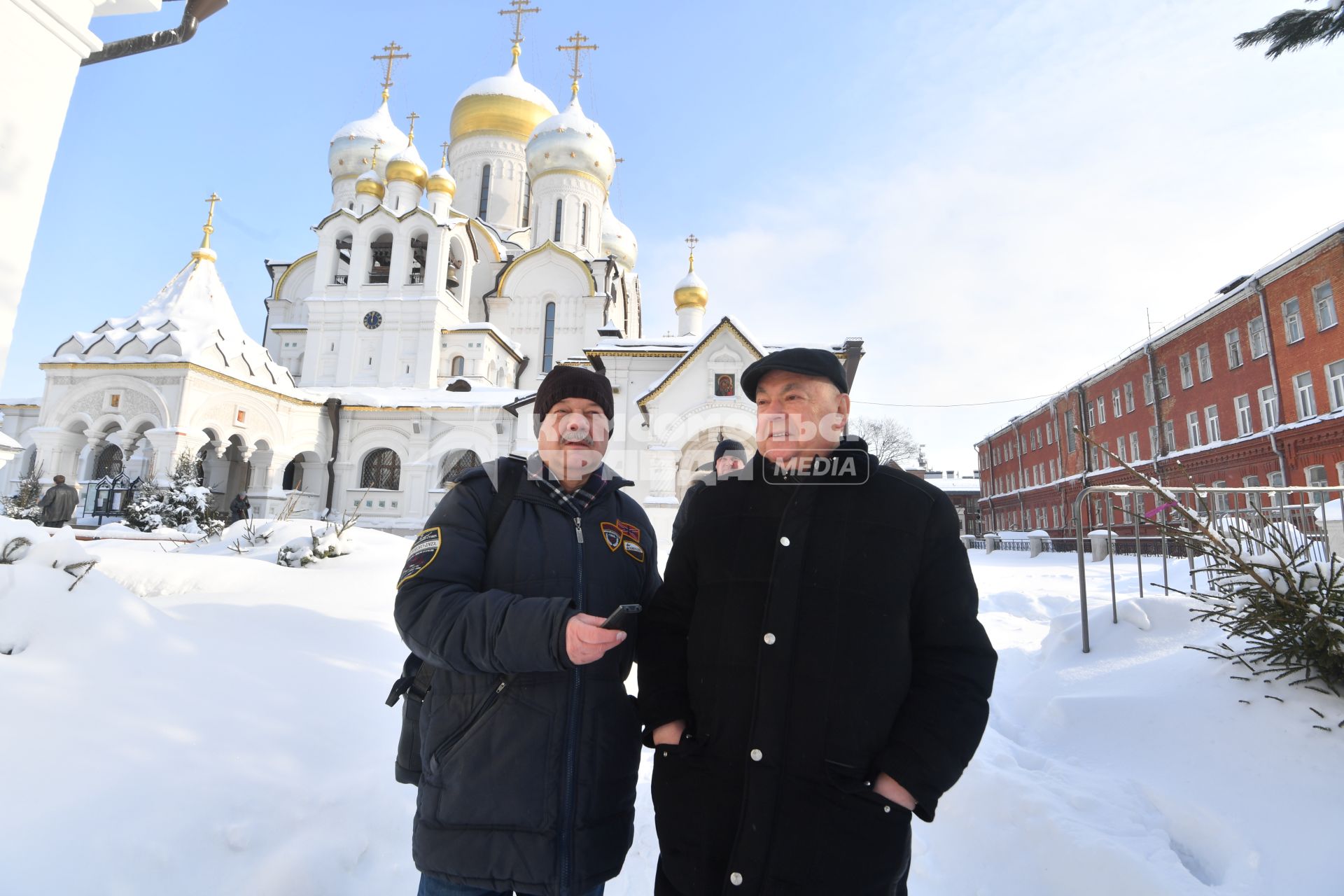 Москва. Корреспондент `Комсомольской правды` Александр Гамов  ( слева) на встрече с членом комитета Государственной Думы РФ по транспорту и строительству Владимиром  Ресиным на территории Зачатьевского женского монастыря.