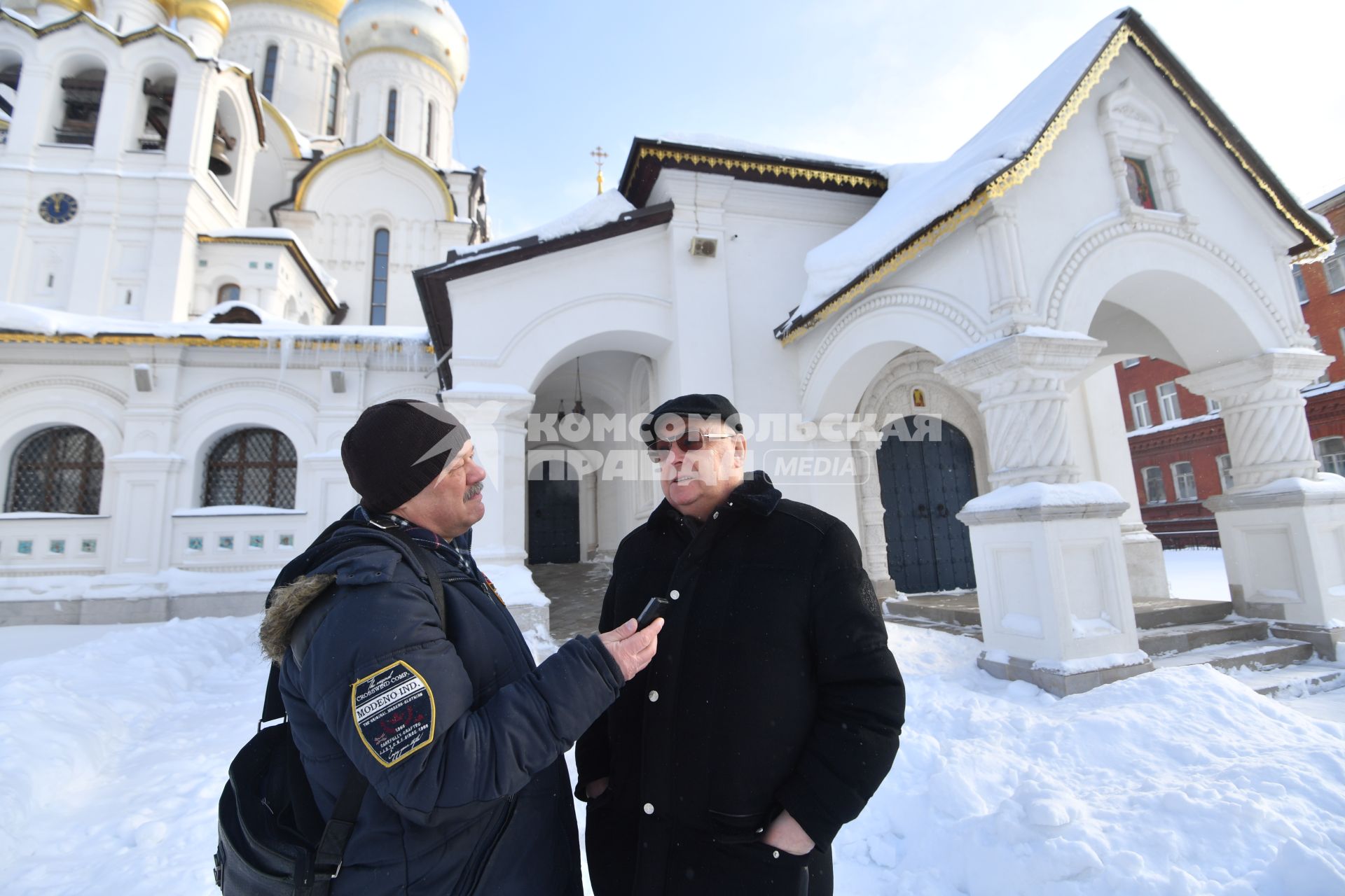 Москва. Корреспондент `Комсомольской правды` Александр Гамов  ( слева) на встрече с членом комитета Государственной Думы РФ по транспорту и строительству Владимиром  Ресиным на территории Зачатьевского женского монастыря.