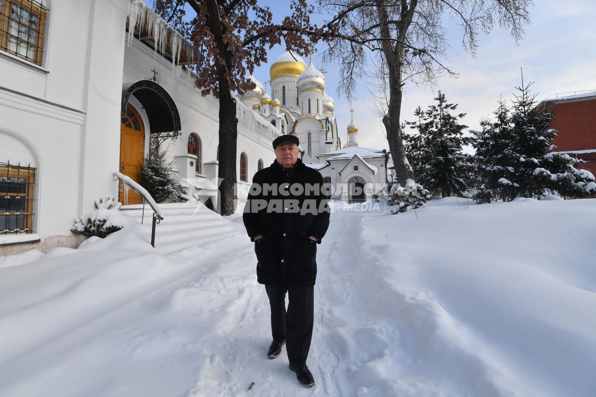 Москва.  Член  комитета Государственной Думы РФ по транспорту и строительству Владимир  Ресин в  Зачатьевском  женском  монастыре.