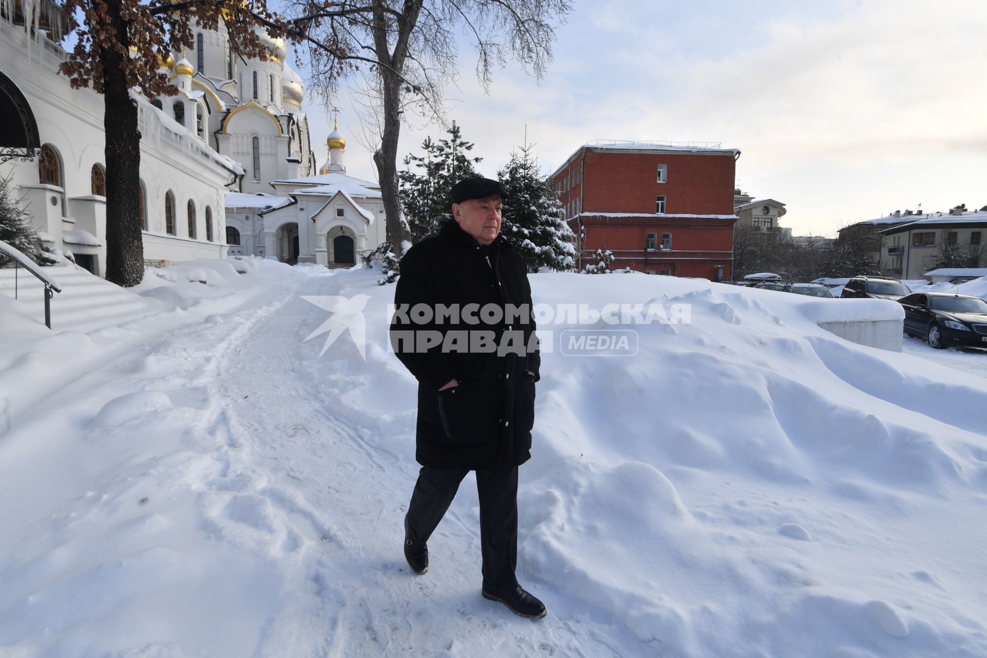 Москва.  Член  комитета Государственной Думы РФ по транспорту и строительству Владимир  Ресин в  Зачатьевском  женском  монастыре.