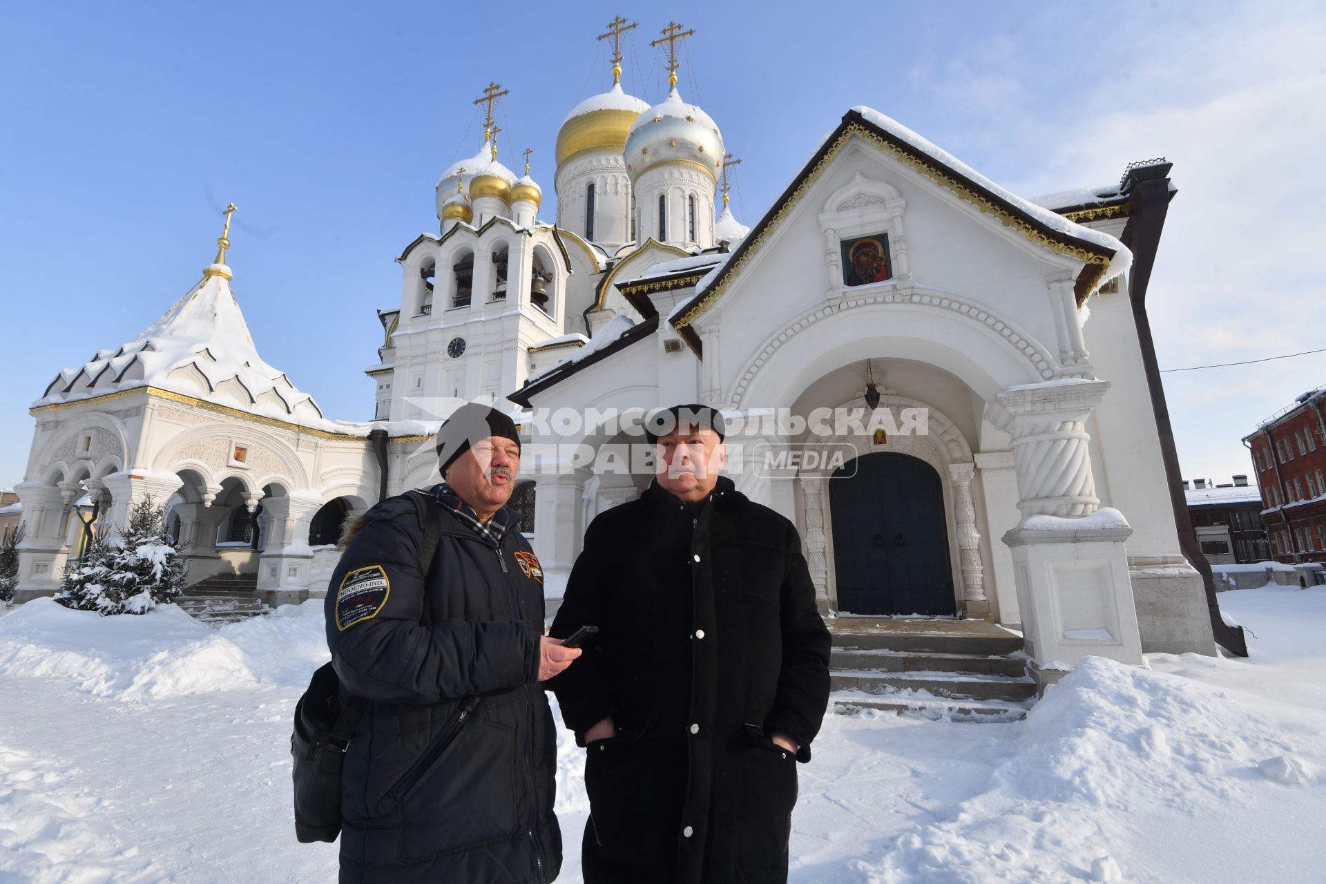 Москва. Корреспондент `Комсомольской правды` Александр Гамов  ( слева) на встрече с членом комитета Государственной Думы РФ по транспорту и строительству Владимиром  Ресиным на территории Зачатьевского женского монастыря.