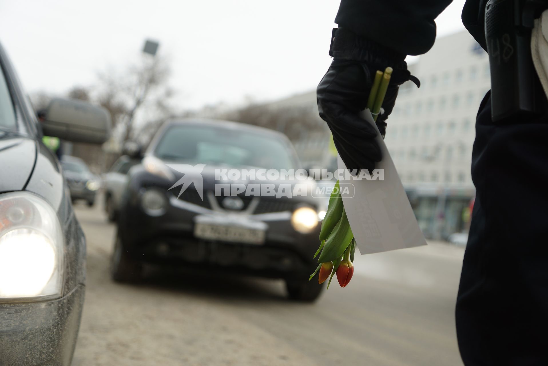 Екатеринбург. Сотрудники ГИБДД поздравляют женщин-водителей с 8 марта