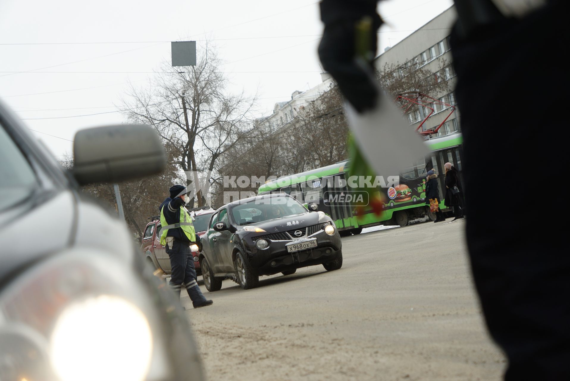 Екатеринбург. Сотрудники ГИБДД поздравляют женщин-водителей с 8 марта