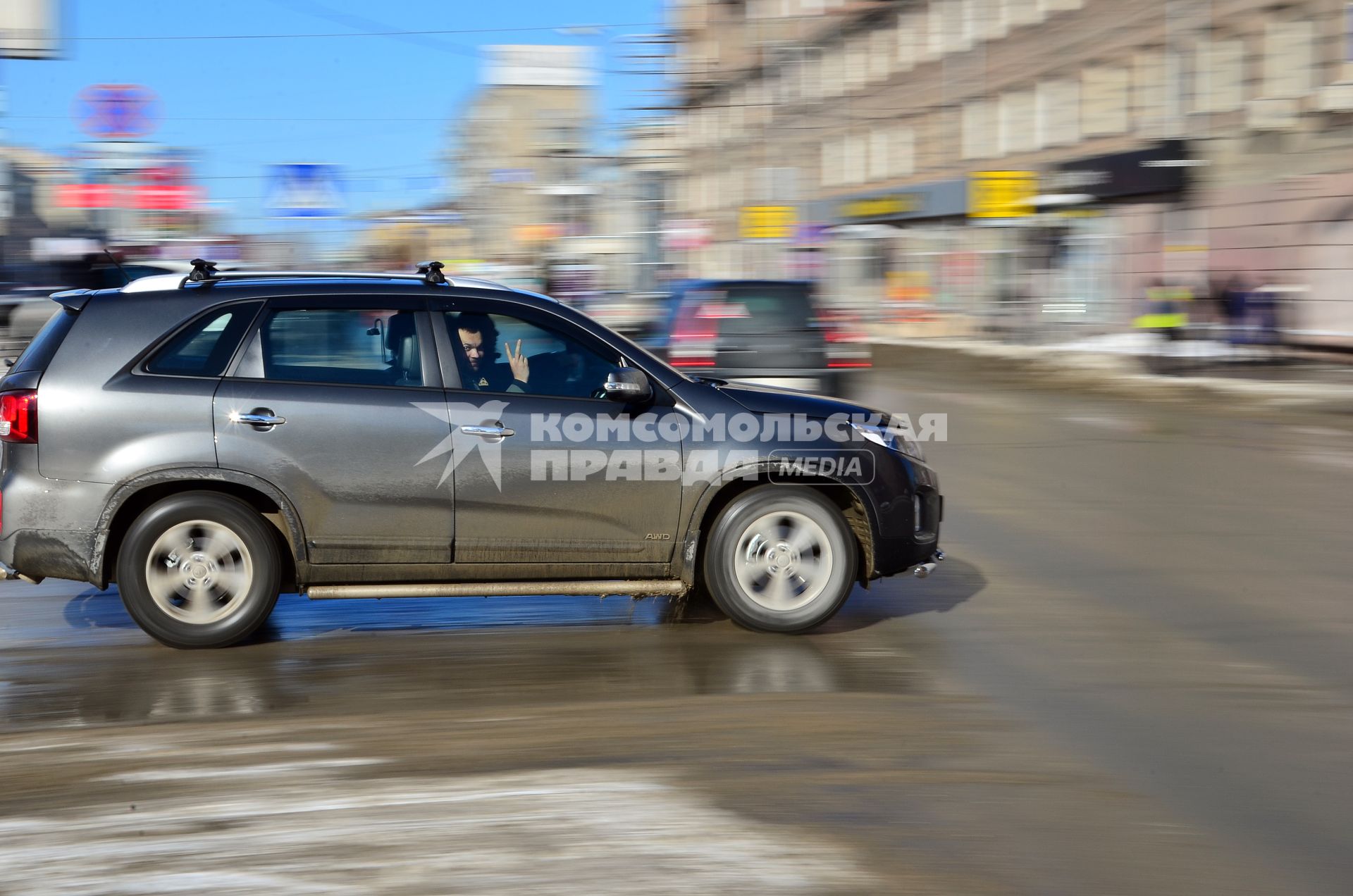 Новосибирск.  Автомобиль на одной из улиц города.