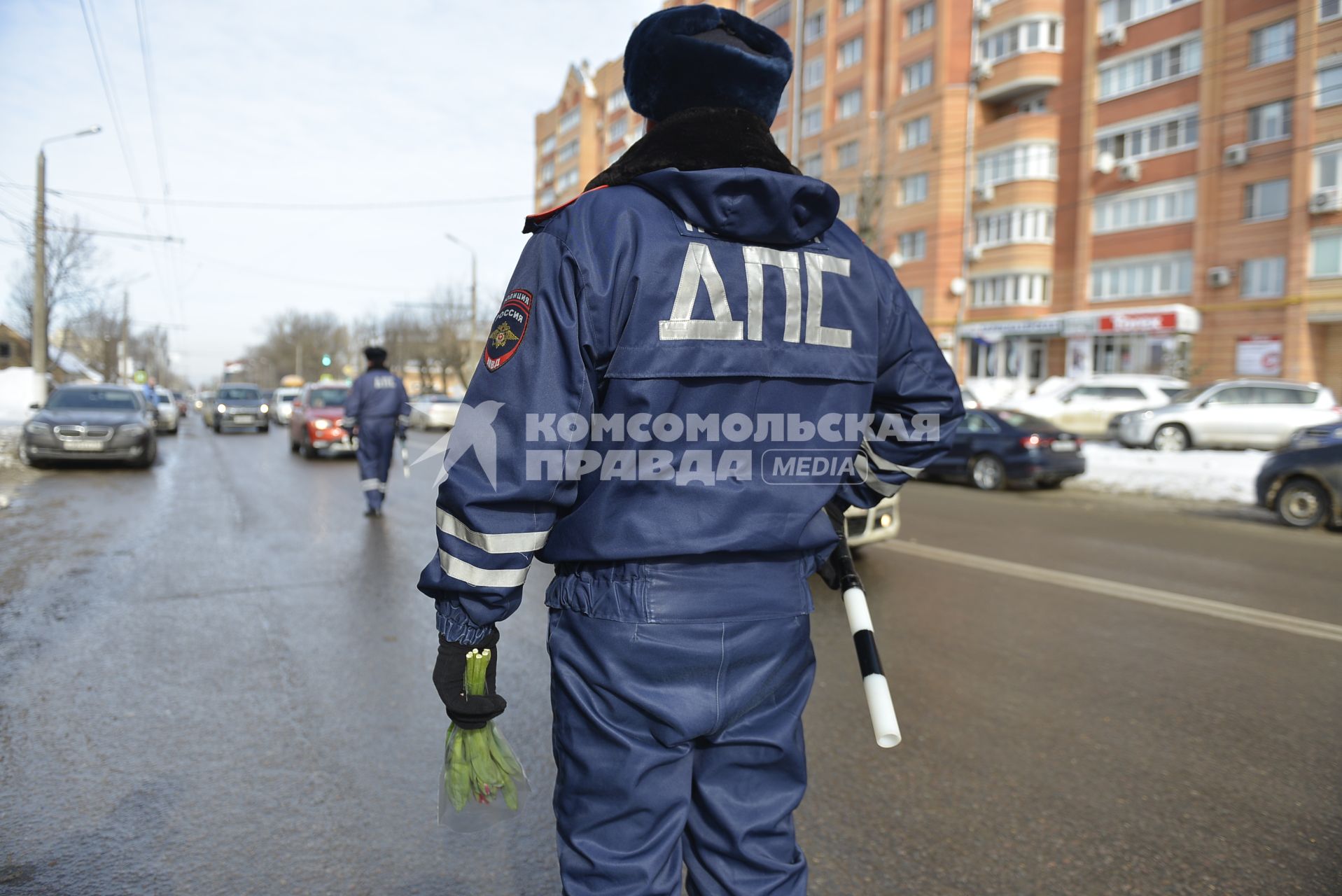 Тула. Сотрудники ДПС  поздравляют женщину-водителя в преддверии празднования Международного женского дня.