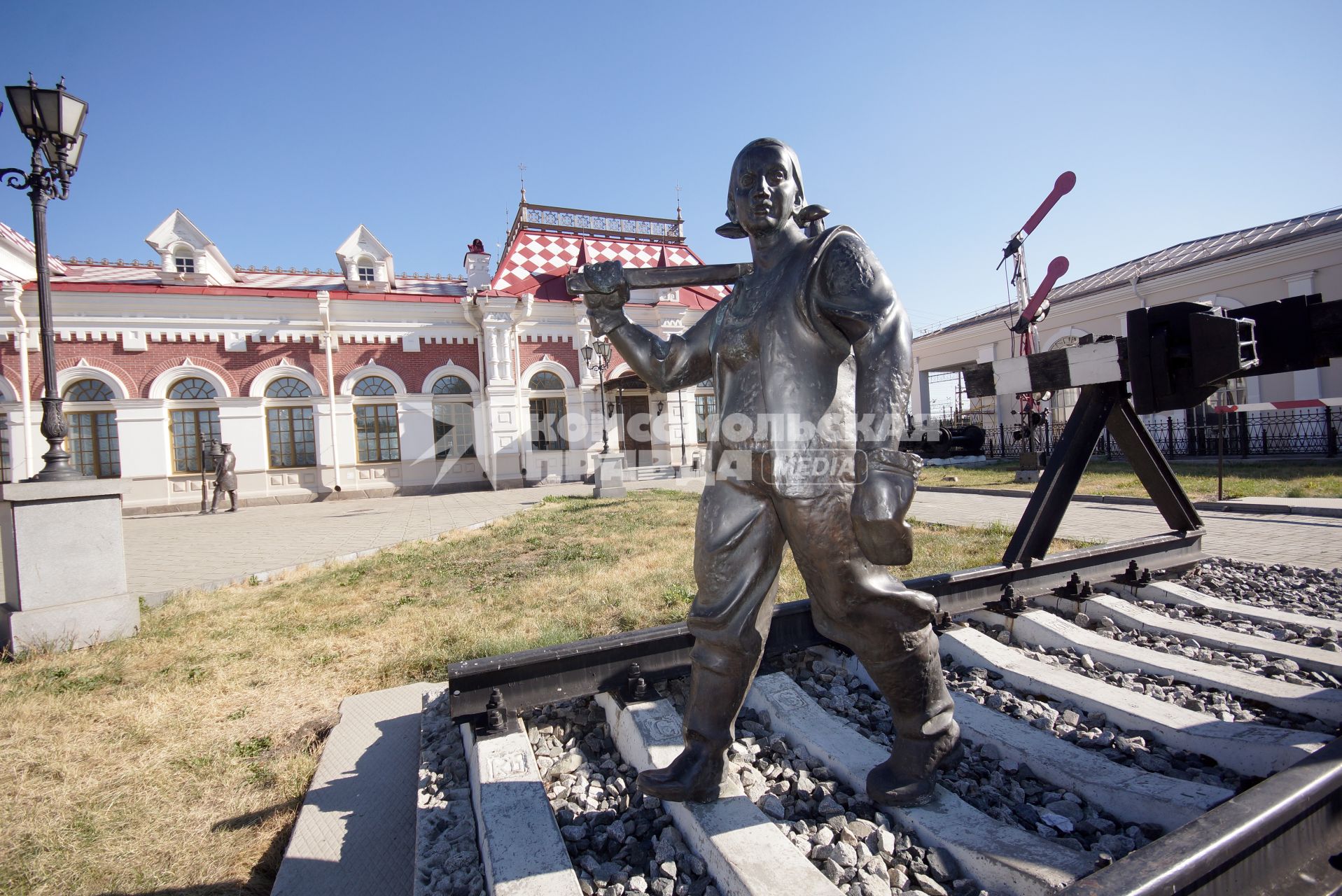 Екатеринбург. Скульптура `Шпалоукладчица ` у городского вокзала.