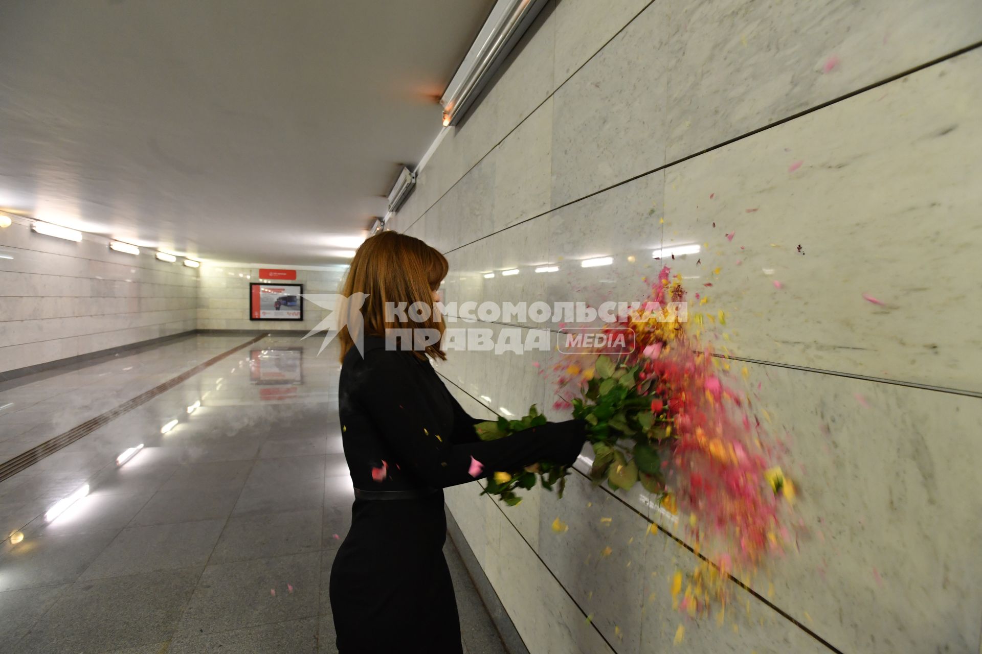 Москва.  Во время акции `Заморозим цветы, растопим сердца` на станции московского метро `Ленинский проспект`.