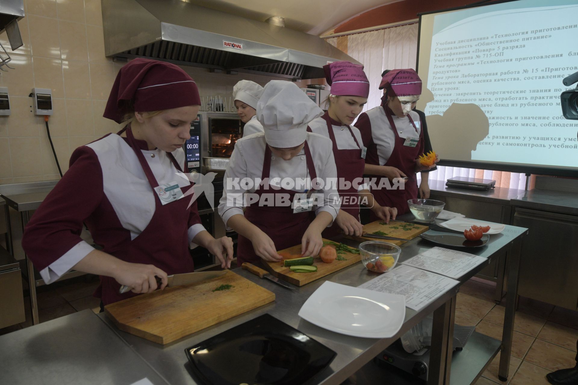 Беларусь, Слуцк.  На занятиях  в колледже  пищевой и перерабатывающей промышленности.