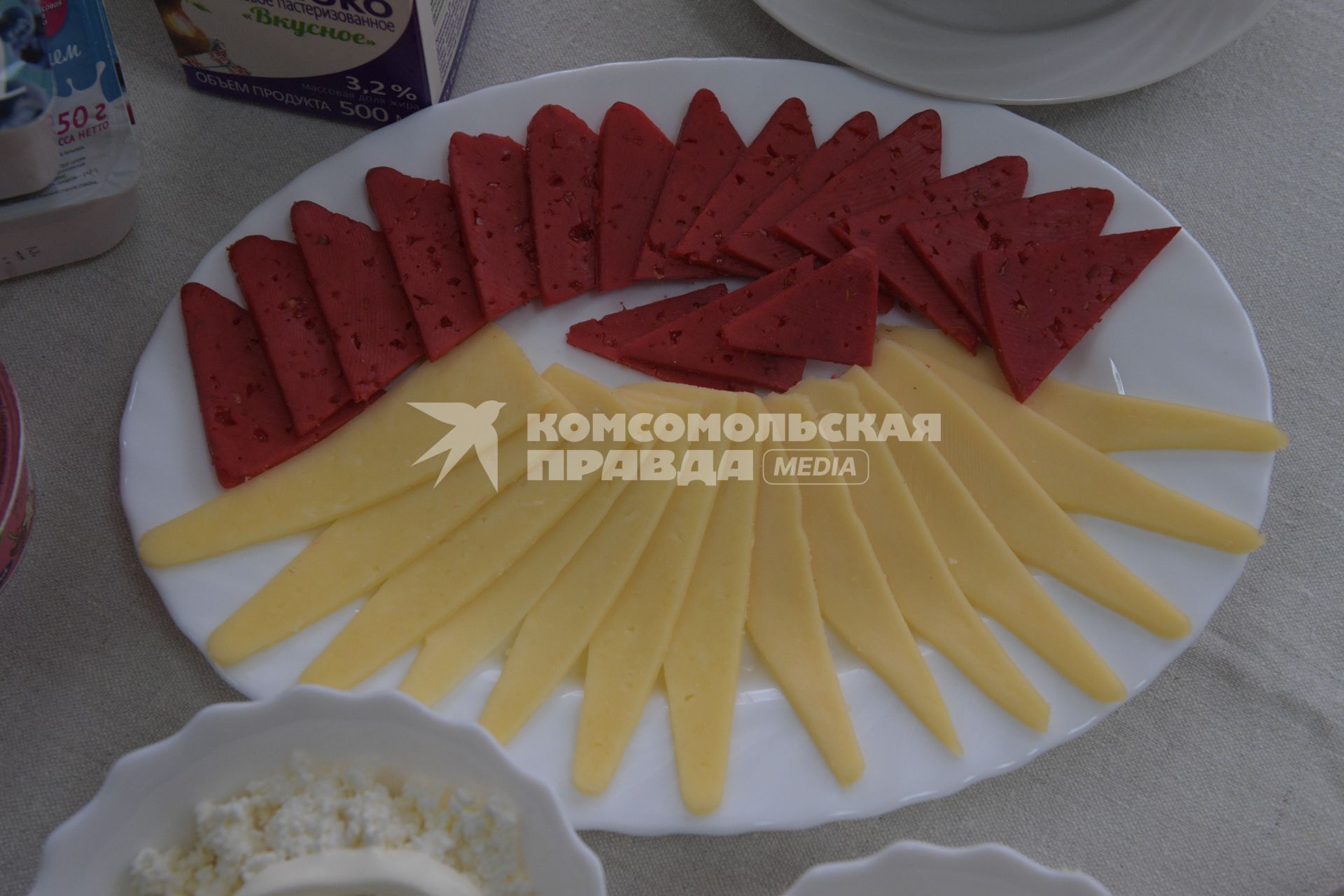 Беларусь, Слуцк.   Образцы продукции  сыродельного комбината.