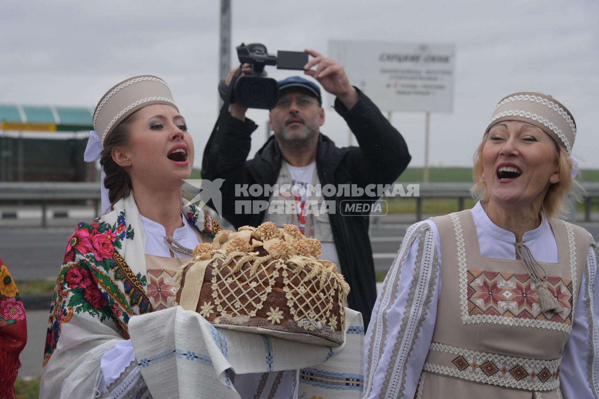 Беларусь, Слуцк. Встреча российских журналистов хлебом-солью на фабрике `Слуцкие пояса`.
