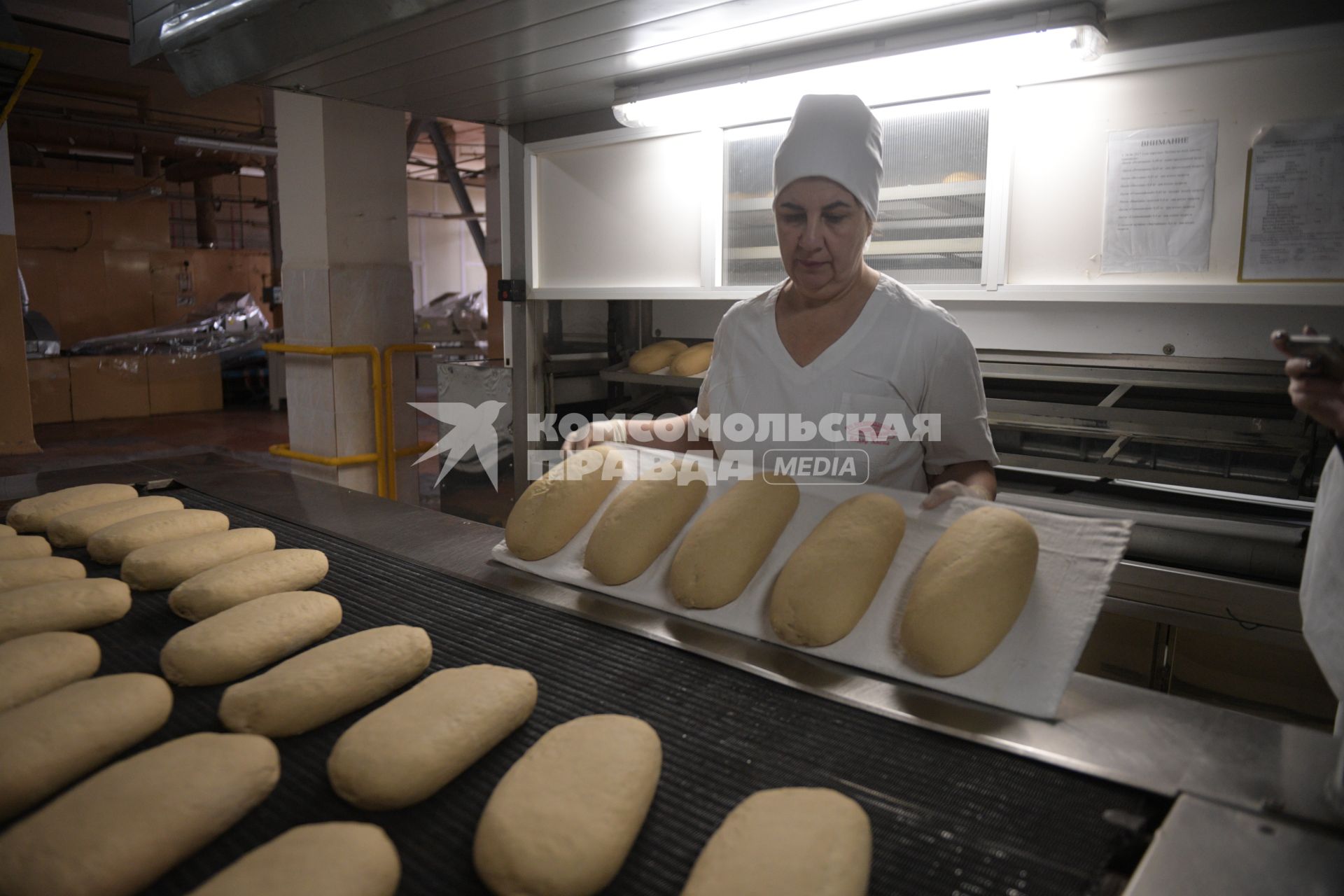 Беларусь, Жодино.  В одном  из производственных цехов   Жодинского хлебозавода.