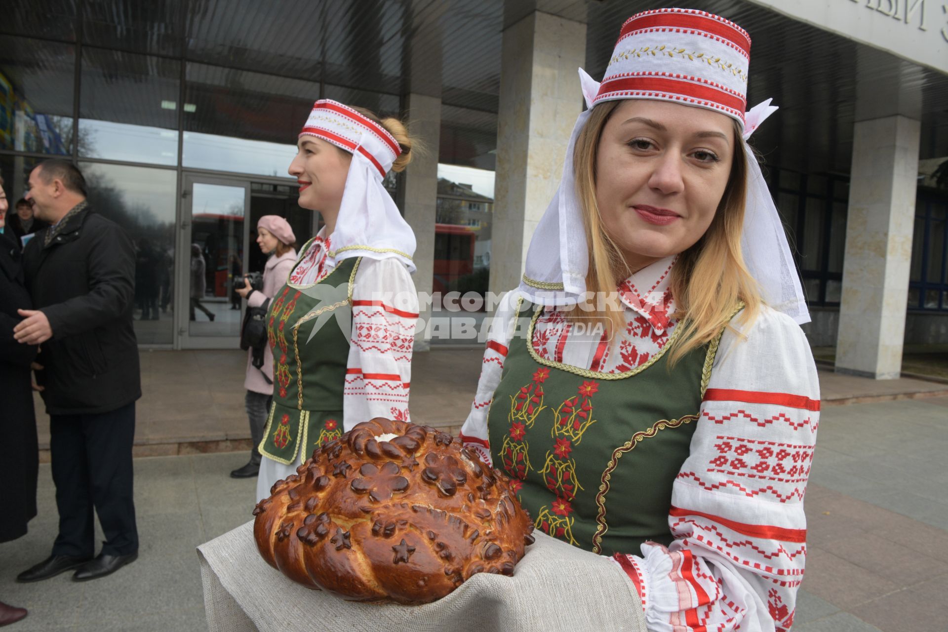 Беларусь, Жодино.  Девушки в национальных костюмах с хлебом-солью.