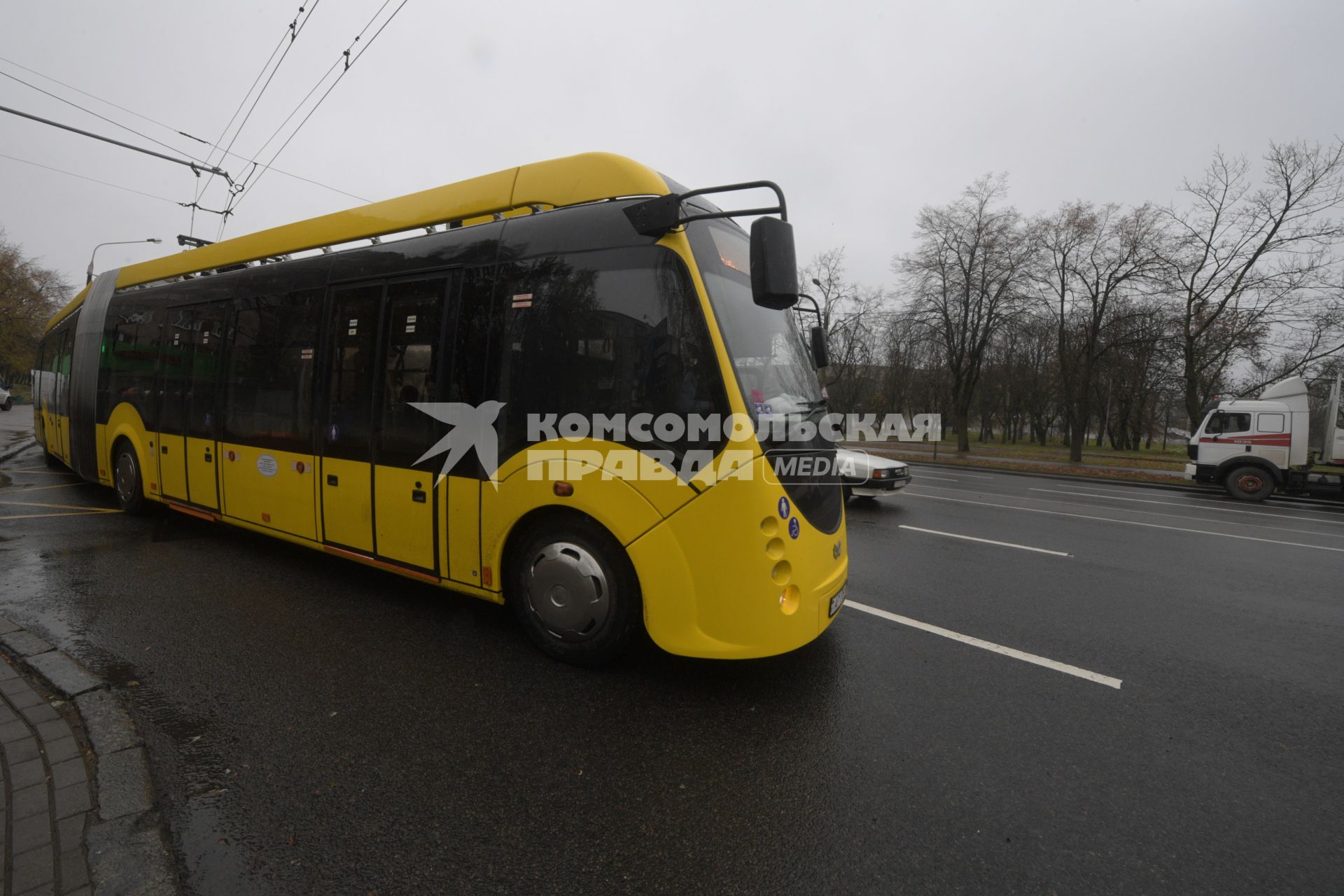Беларусь, Минск.  Электробус на улице города.