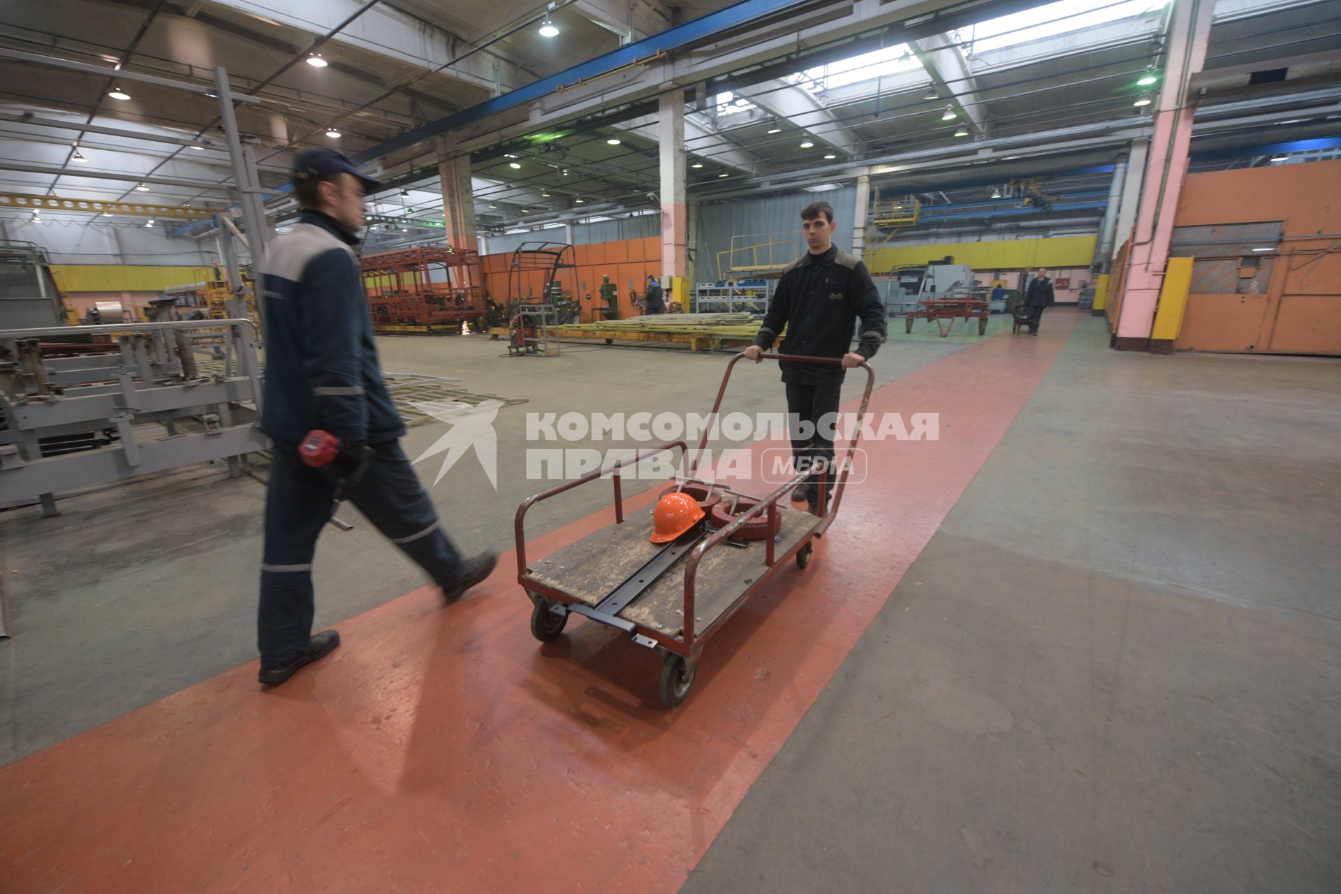 Беларусь, Минск.  В одном из цехов  предприятия   по производству  общественного электротранспорта `Белкоммунмаш`.
